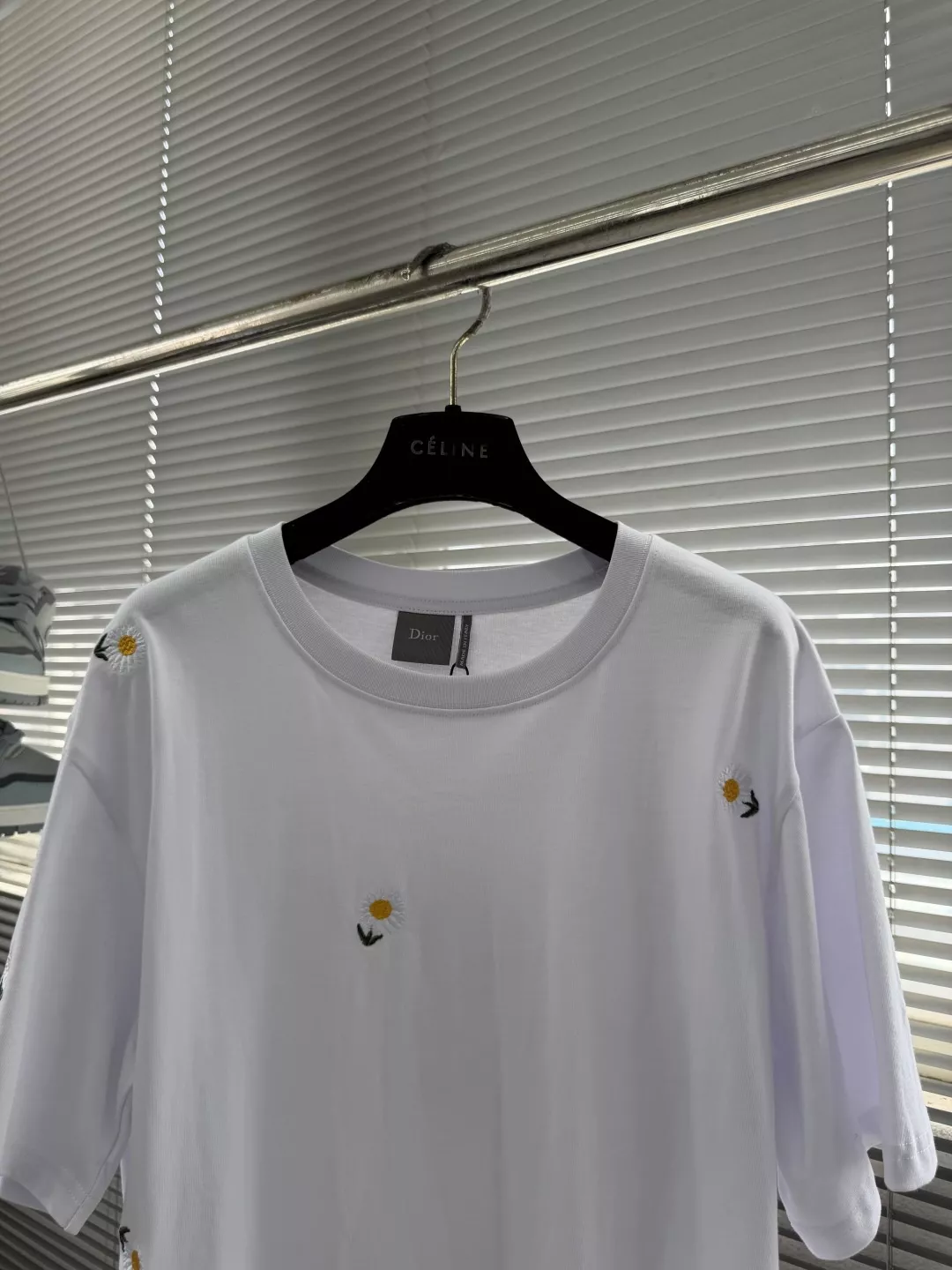 디올 데이지 자수 포인트 코튼 반팔 상의 상세 이미지 2
