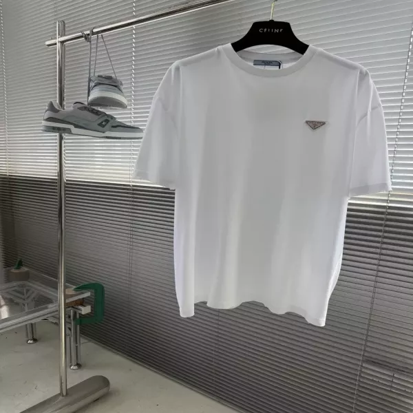 프라다 워싱 디스트로이드 스틸 로고 반팔 상의