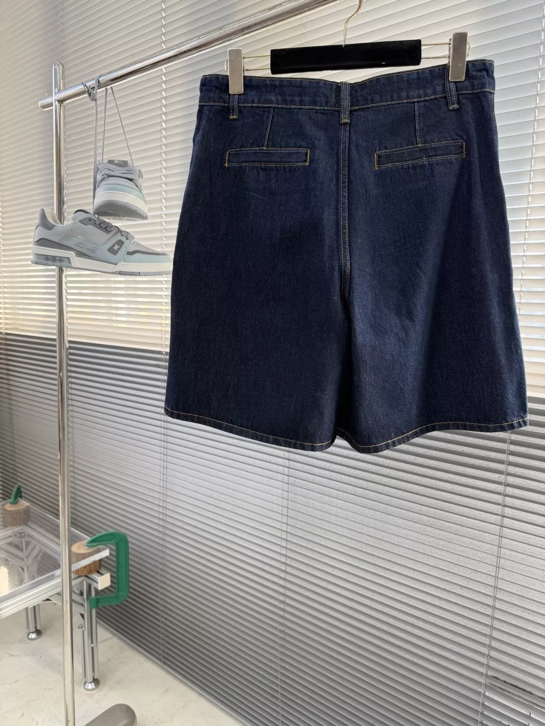 루이비통 로고 포인트 데님 쇼츠 상세 이미지 3