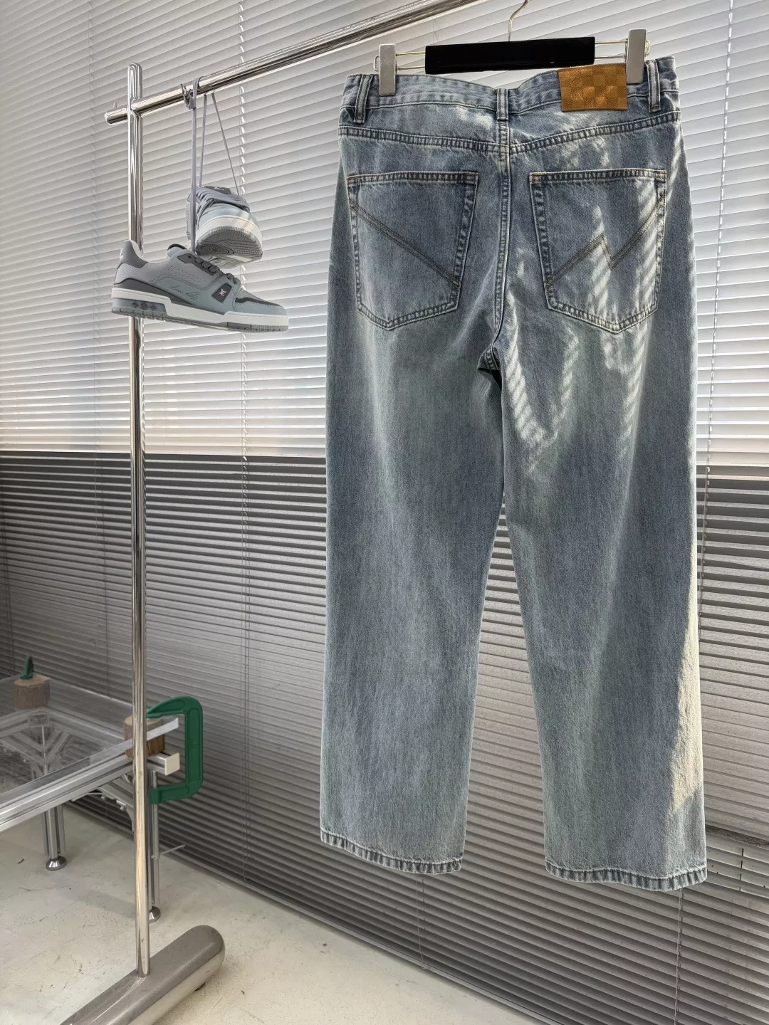 루이비통 자수 포인트 연청 스트레이트 청바지 상세 이미지 3