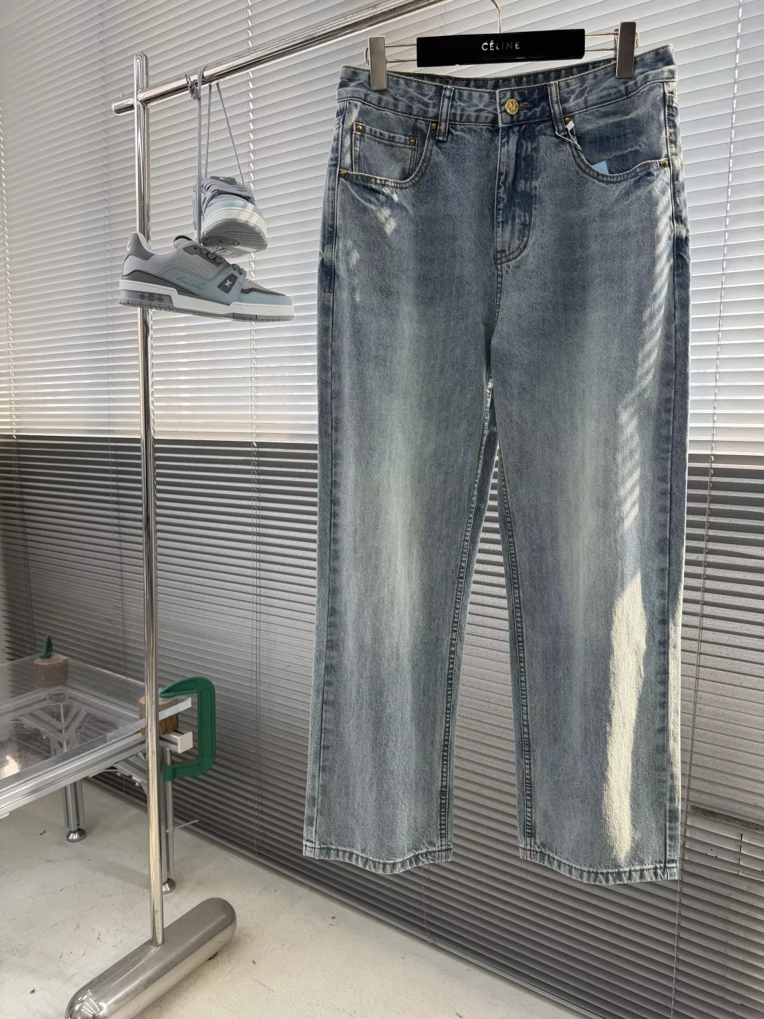 루이비통 자수 포인트 연청 스트레이트 청바지 상세 이미지 2