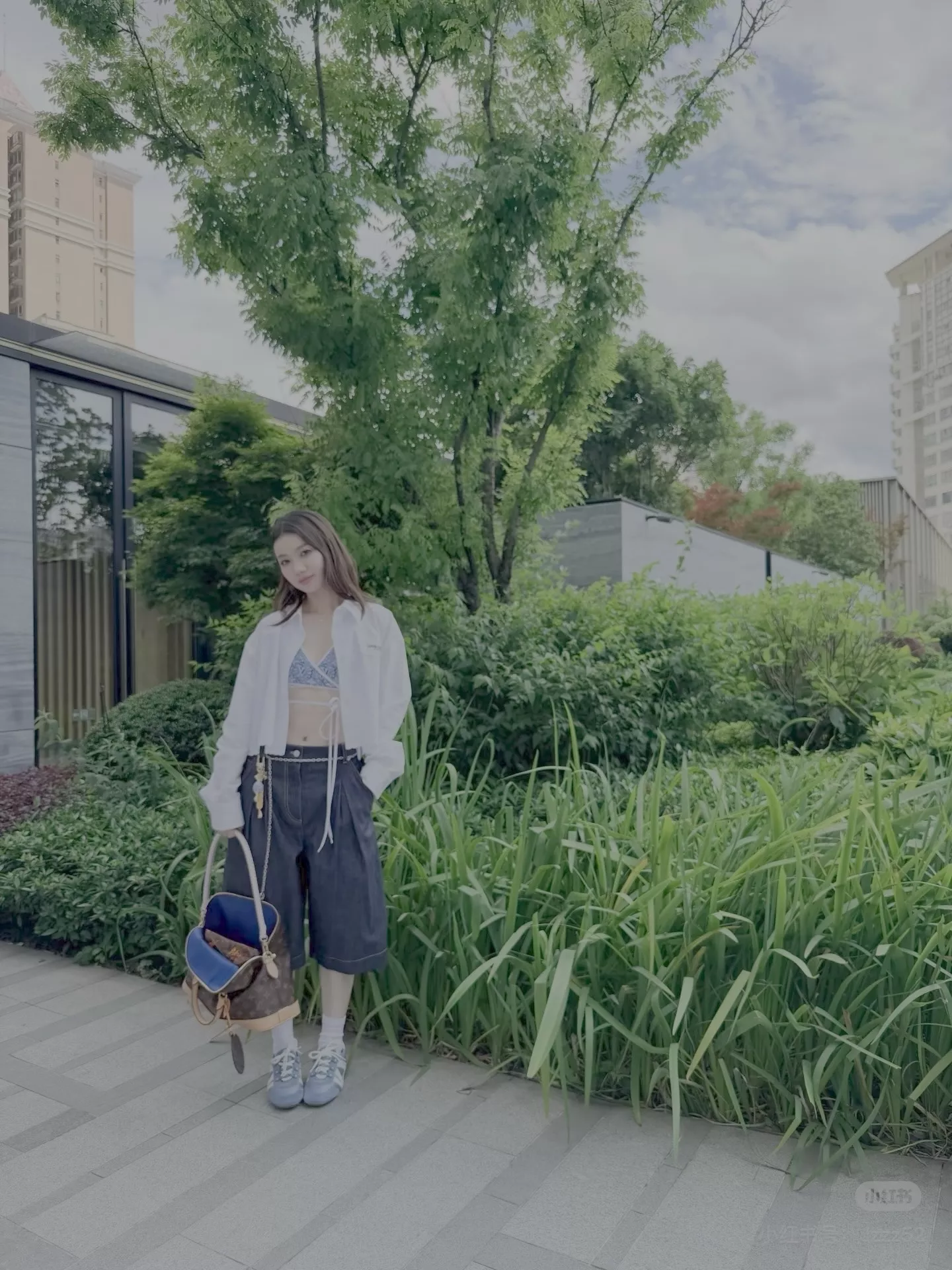 로에베 크롭 기장의 화이트 코튼 셔츠 상세 이미지 44