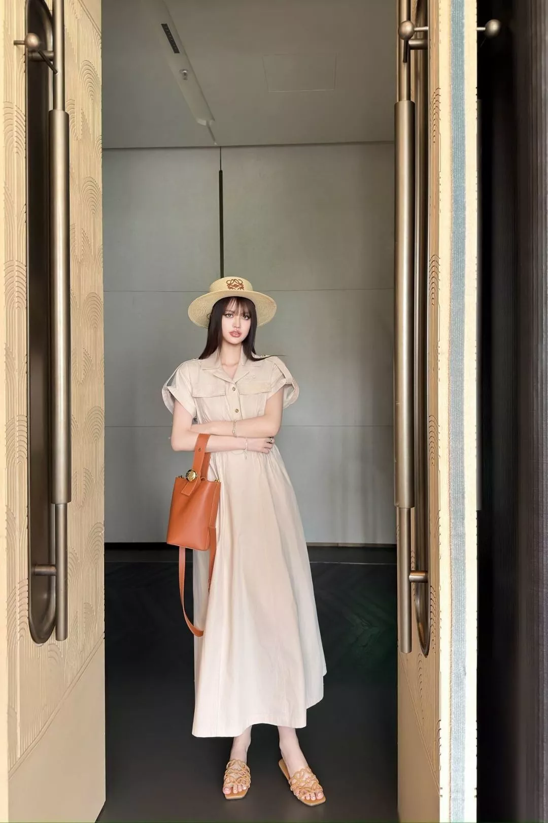 로에베 카라 디테일 허리 셔링 드레스 상세 이미지 14