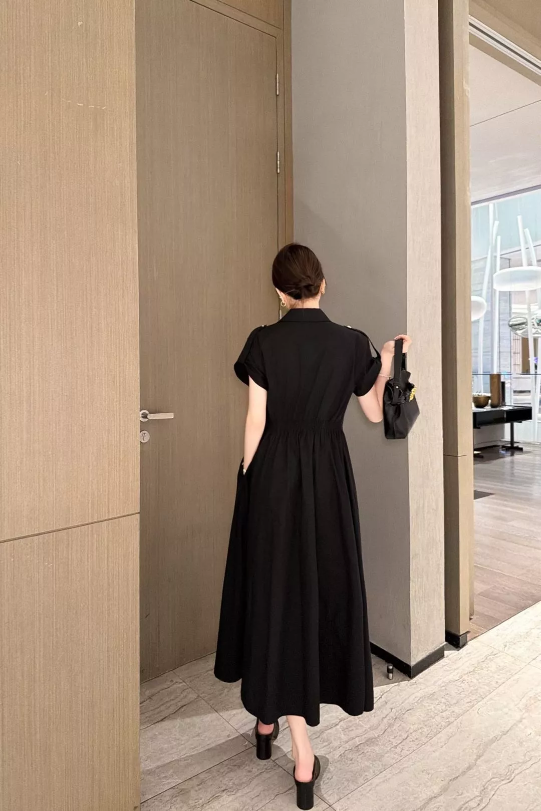 로에베 카라 디테일 허리 셔링 드레스 상세 이미지 25