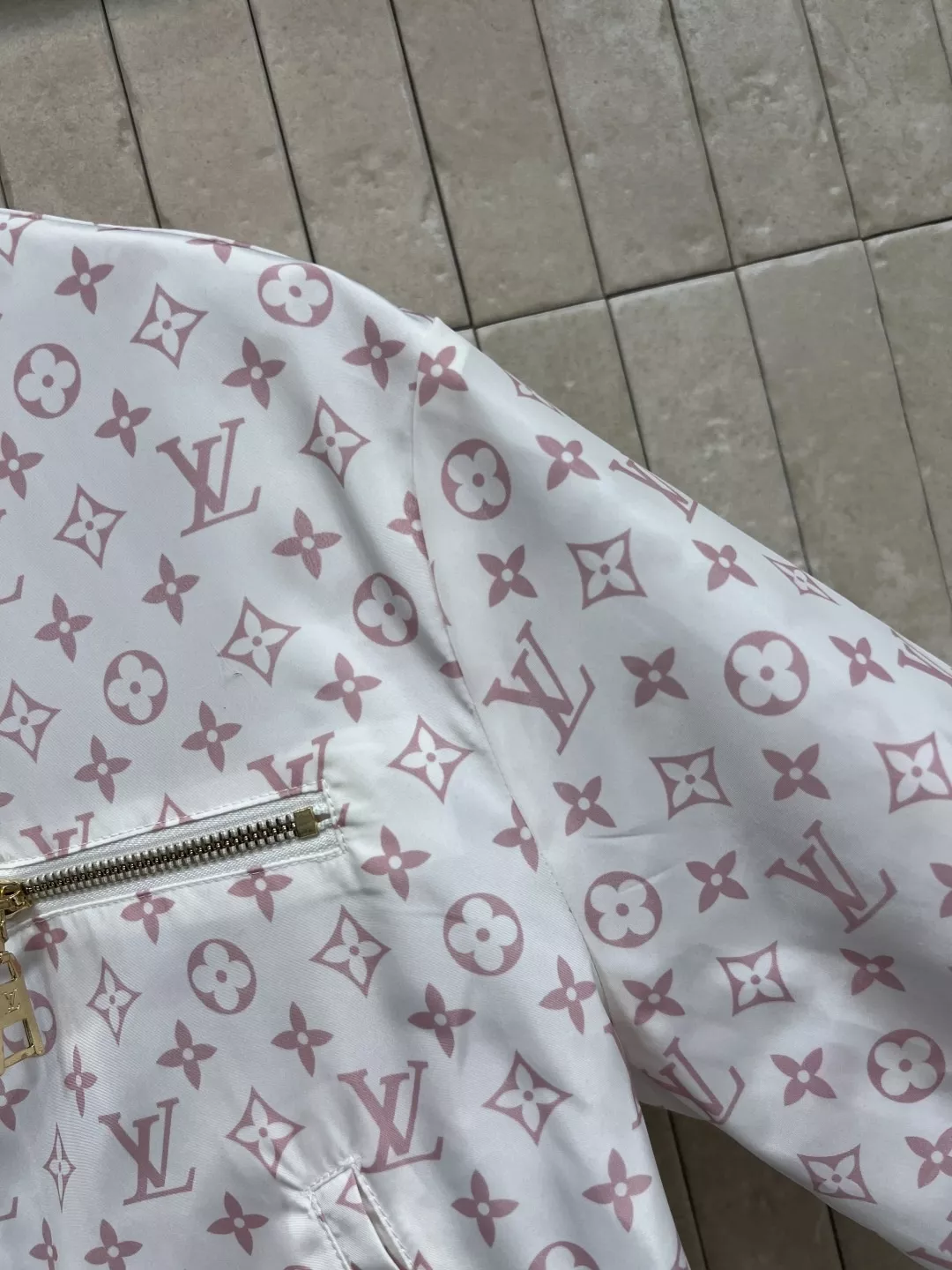 루이비통 양면 착용 크롭 집업 아우터 상세 이미지 5
