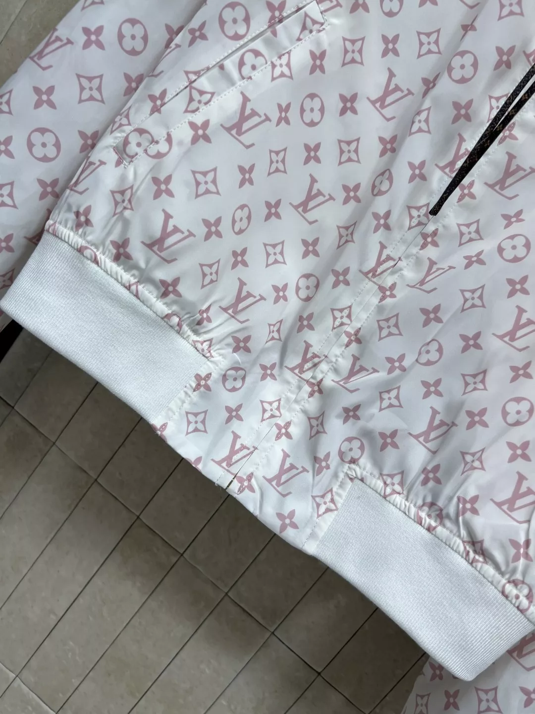 루이비통 양면 착용 크롭 집업 아우터 상세 이미지 4