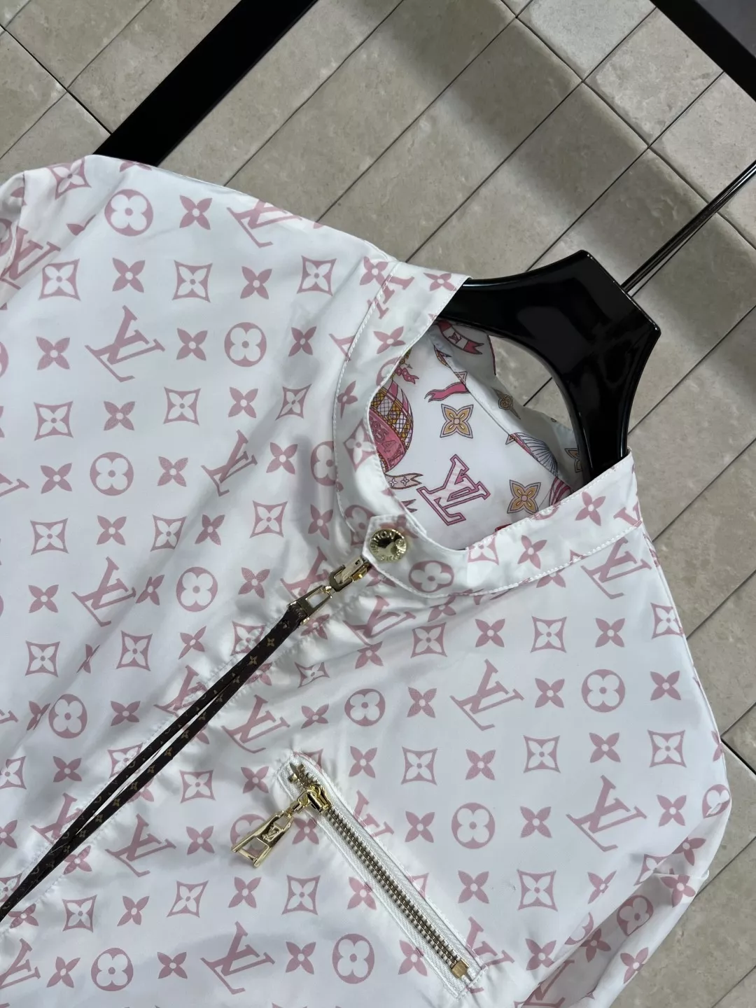 루이비통 양면 착용 크롭 집업 아우터 상세 이미지 2