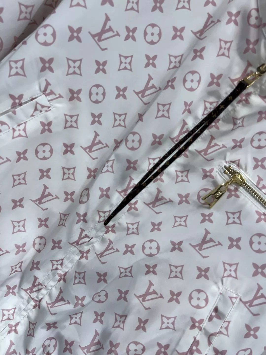 루이비통 양면 착용 크롭 집업 아우터 상세 이미지 3