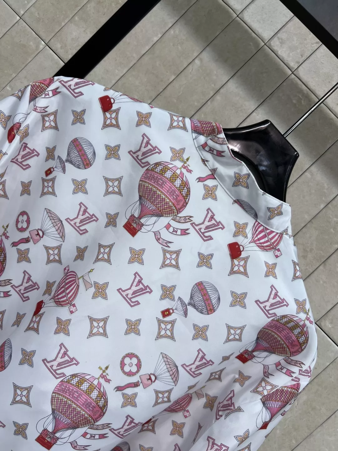 루이비통 양면 착용 크롭 집업 아우터 상세 이미지 17