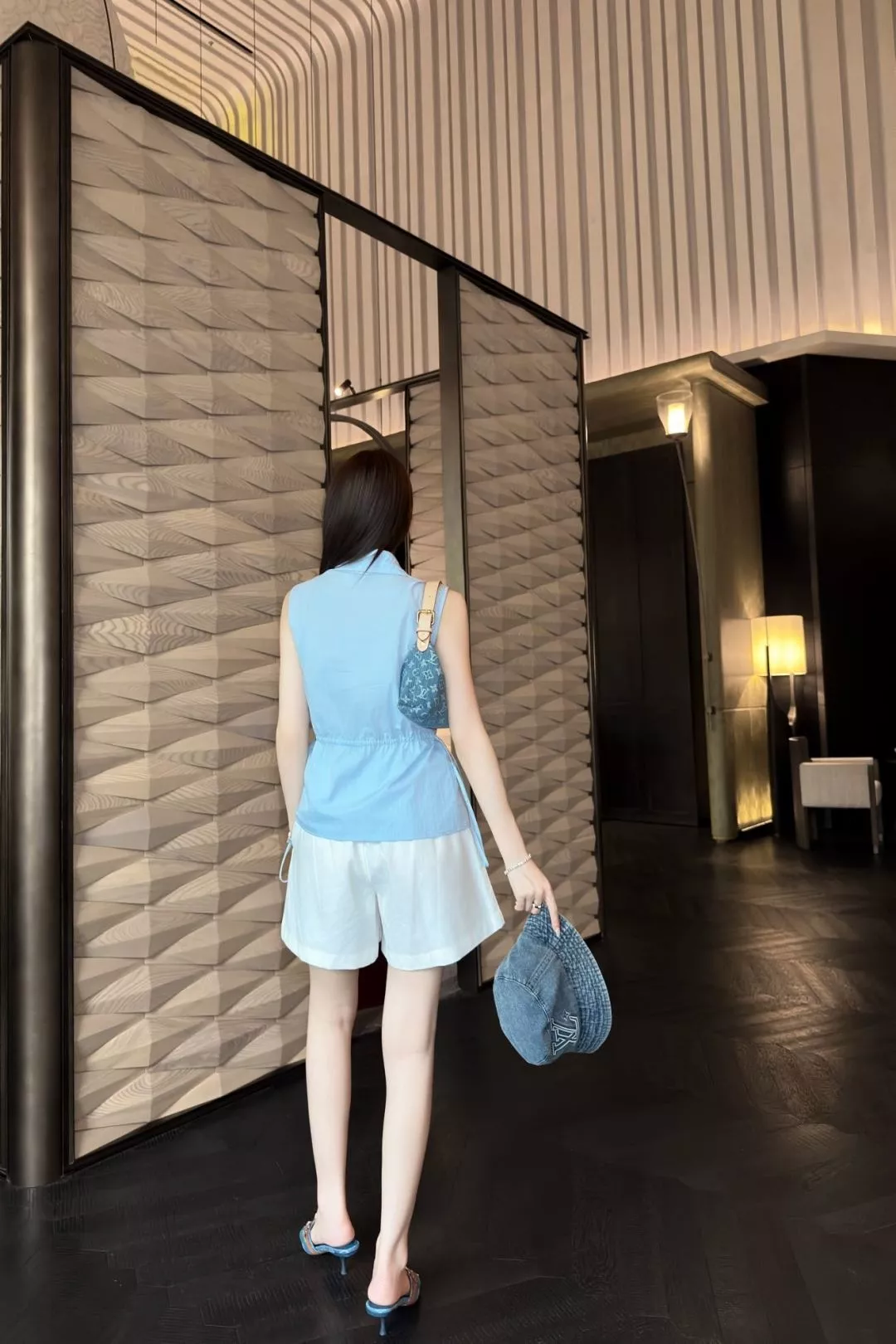 로에베 드로스트링 허리선 민소매 카라 셔츠 상세 이미지 13