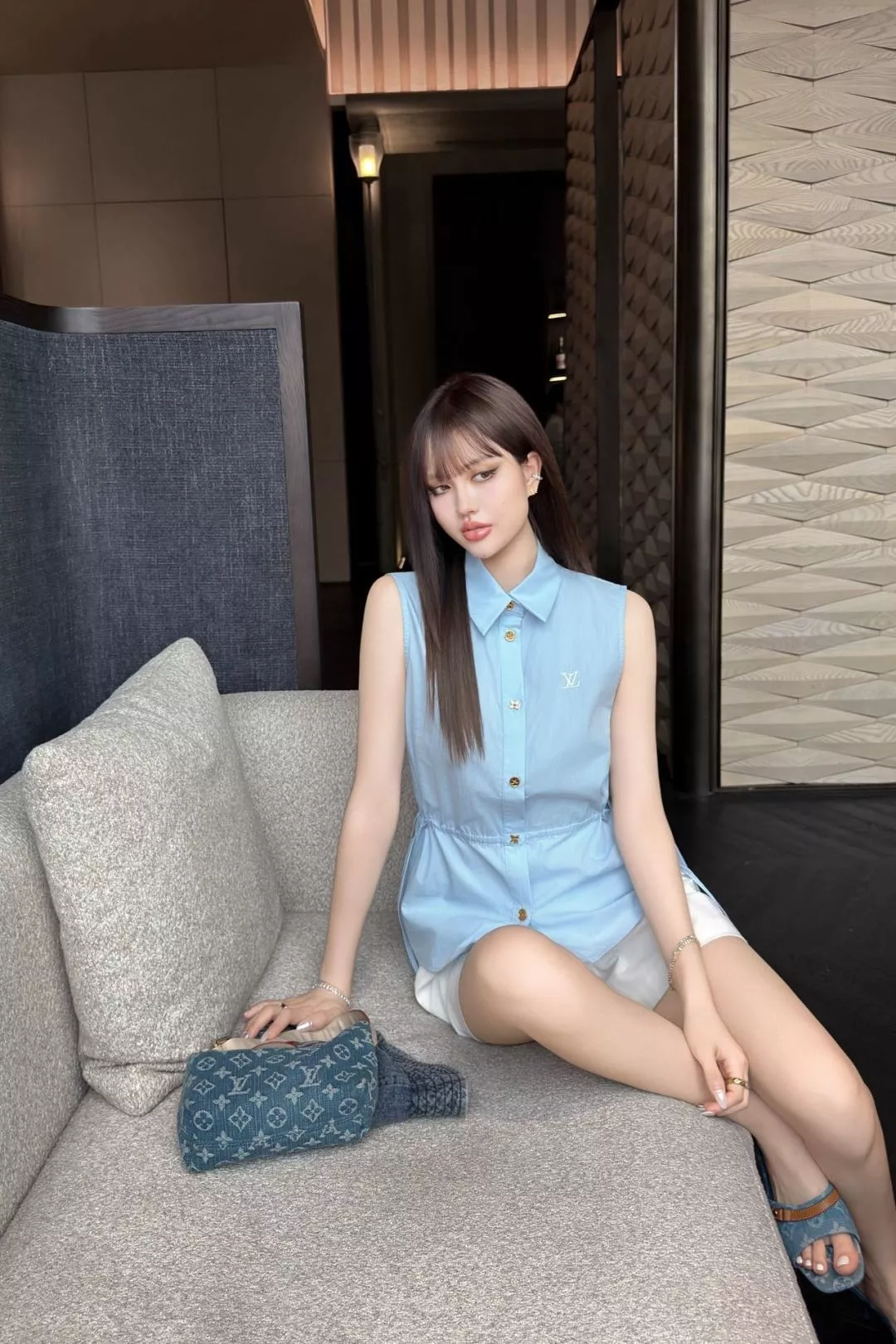 로에베 드로스트링 허리선 민소매 카라 셔츠 상세 이미지 15