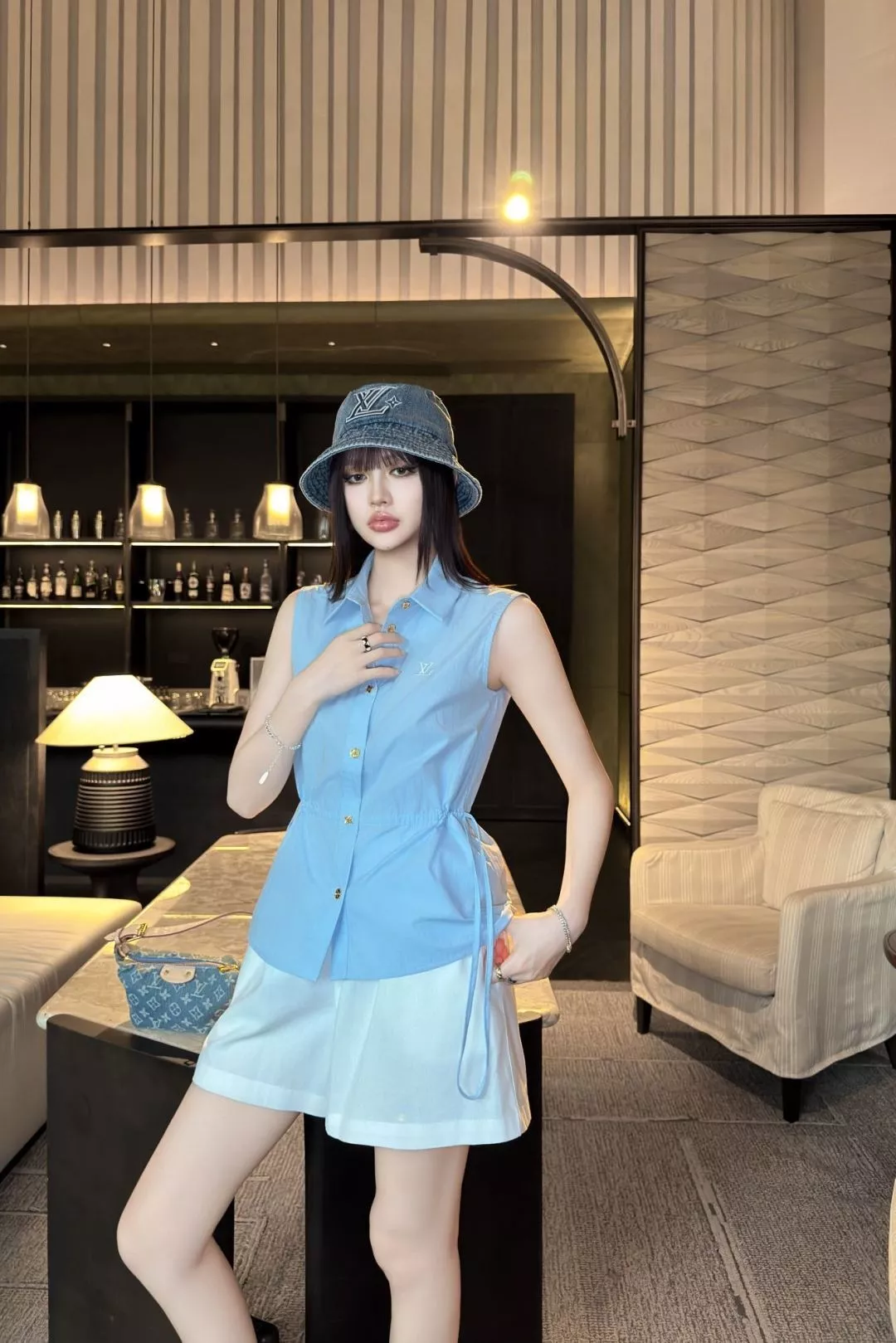 로에베 드로스트링 허리선 민소매 카라 셔츠 상세 이미지 18