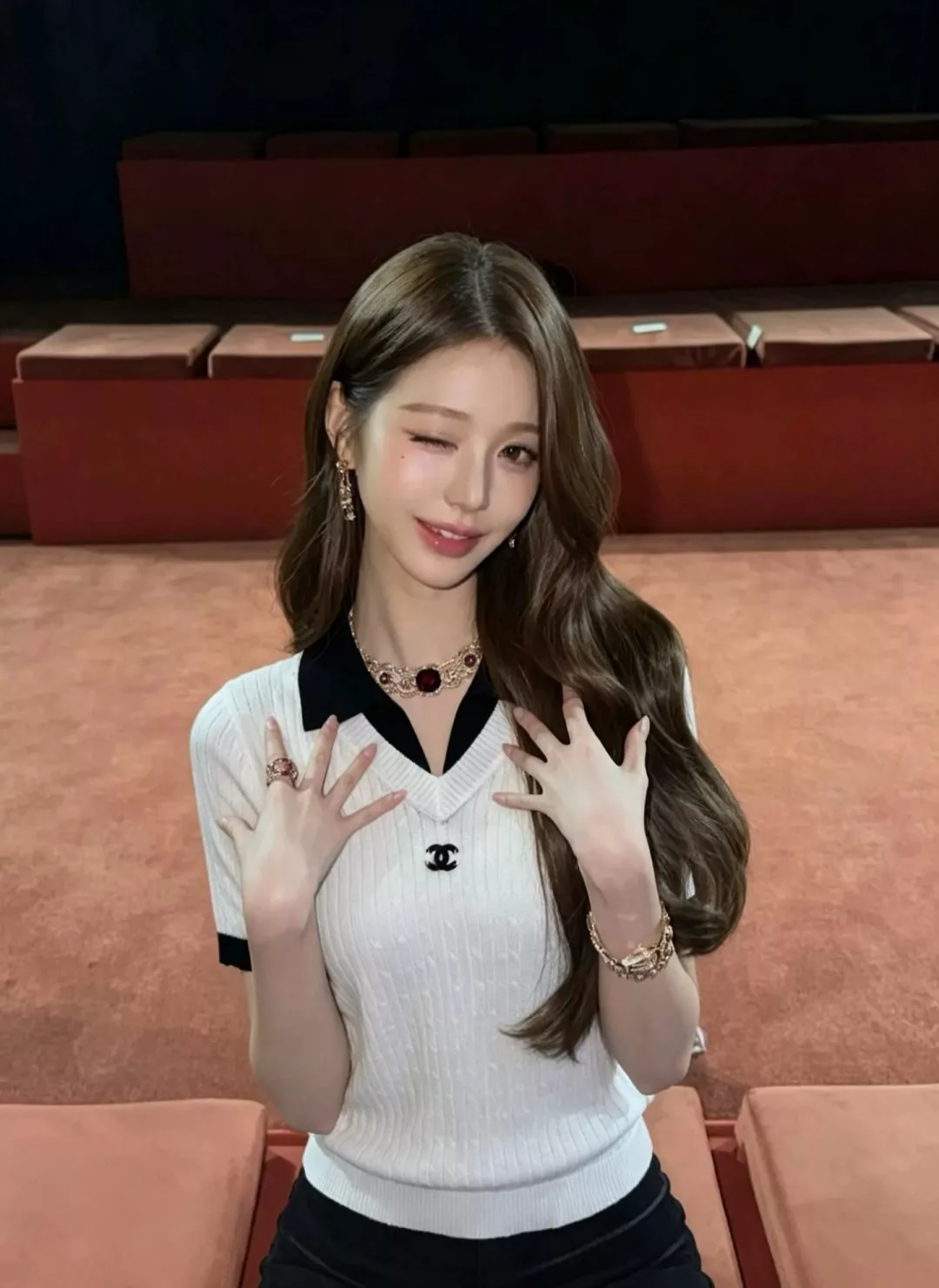 샤넬 배색 브이넥 니트 탑 상세 이미지 15