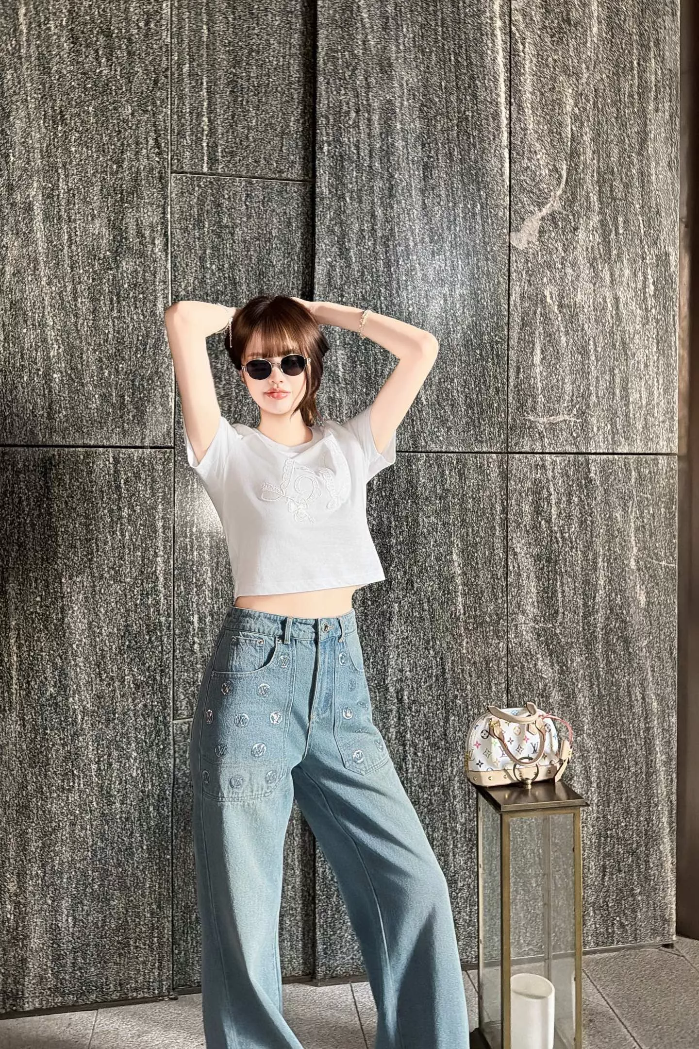 로에베 화이트 자수 크롭 상의 상세 이미지 45