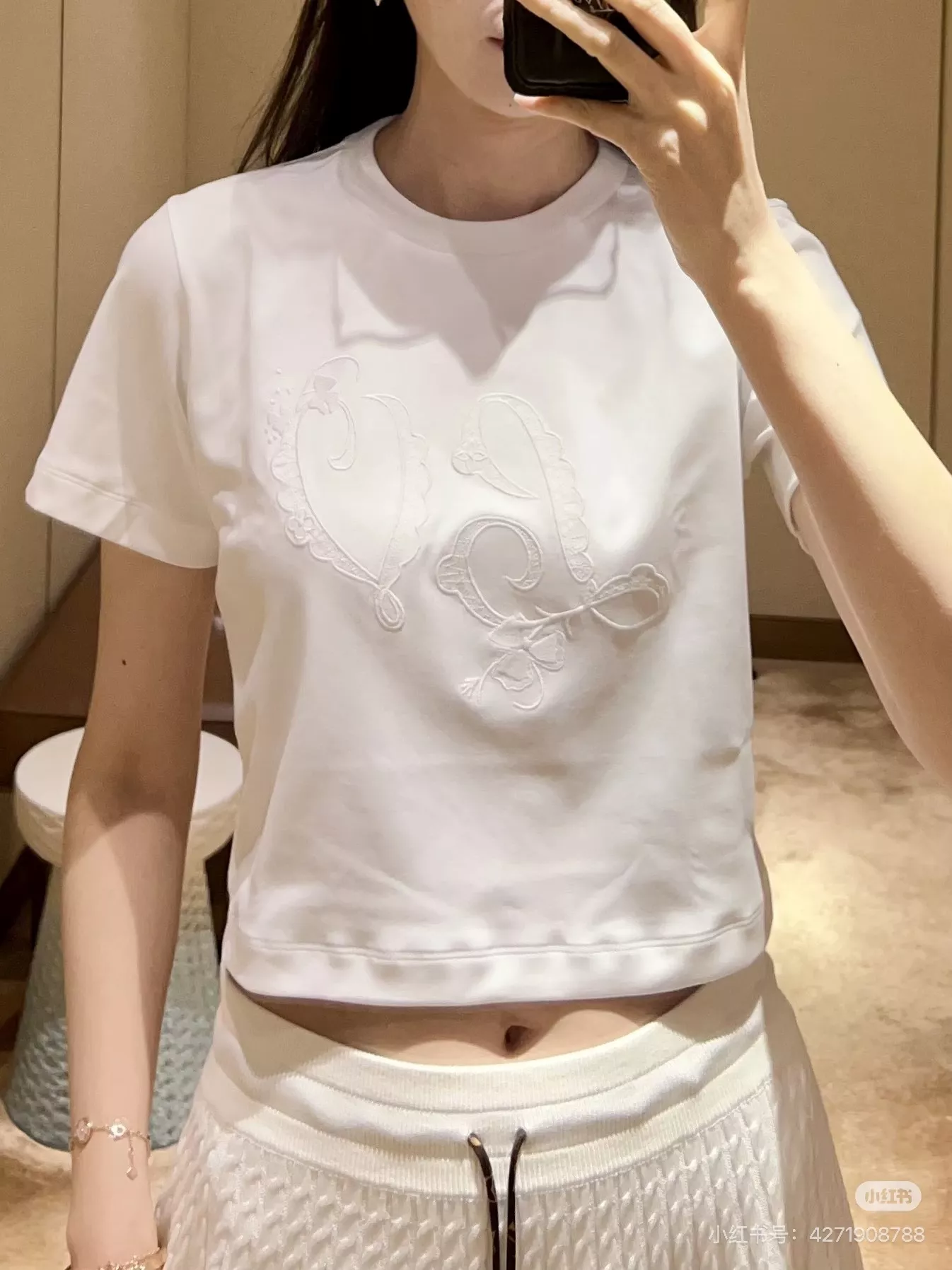 로에베 화이트 자수 크롭 상의 상세 이미지 21