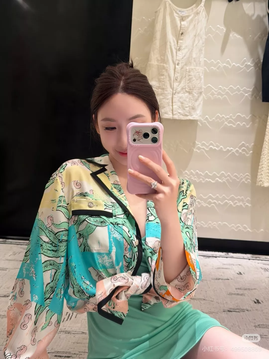 샤넬 브이넥 아트 프린트 셔츠 상세 이미지 18