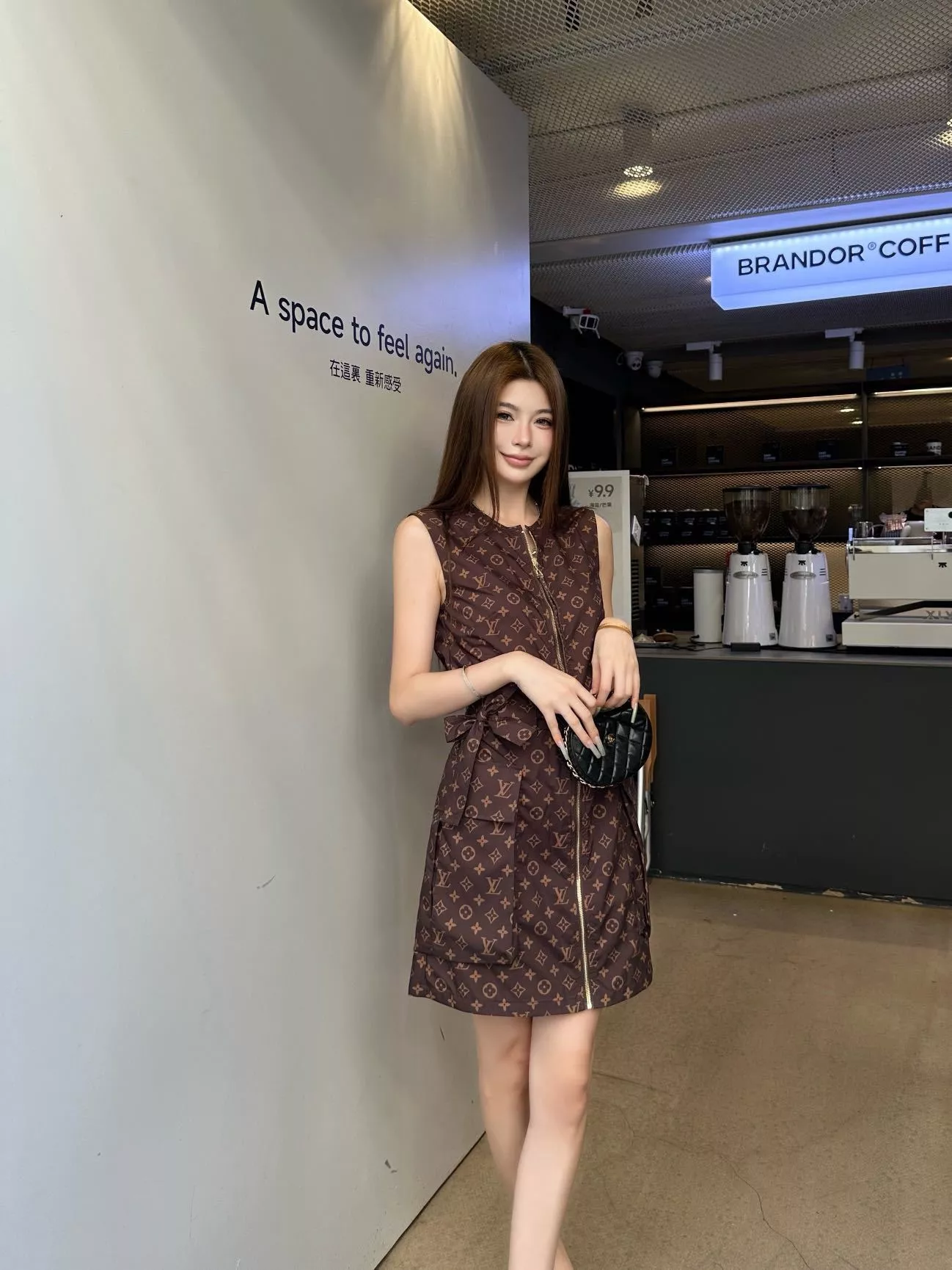 루이비통 모노그램 패턴 슬리브리스 드레스 상세 이미지 11