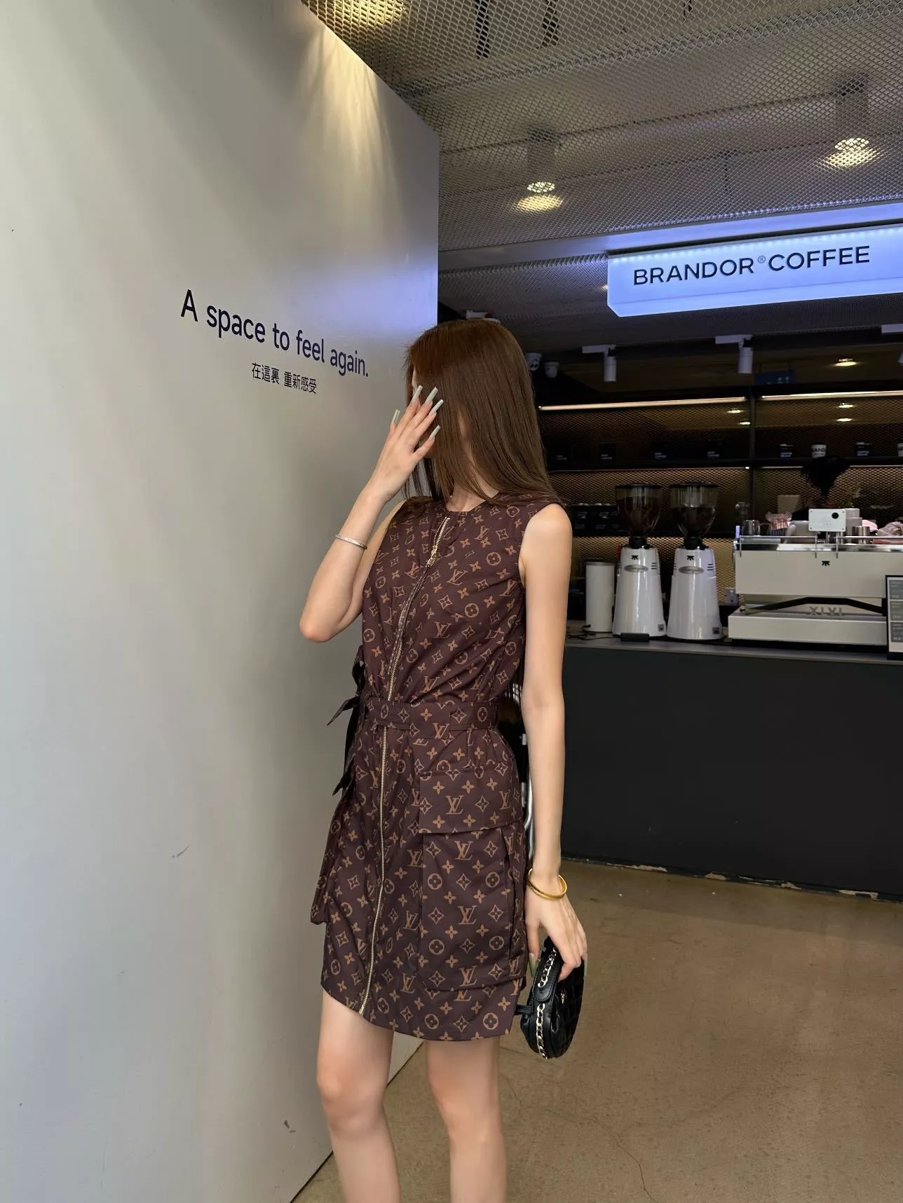 루이비통 모노그램 패턴 슬리브리스 드레스 상세 이미지 16