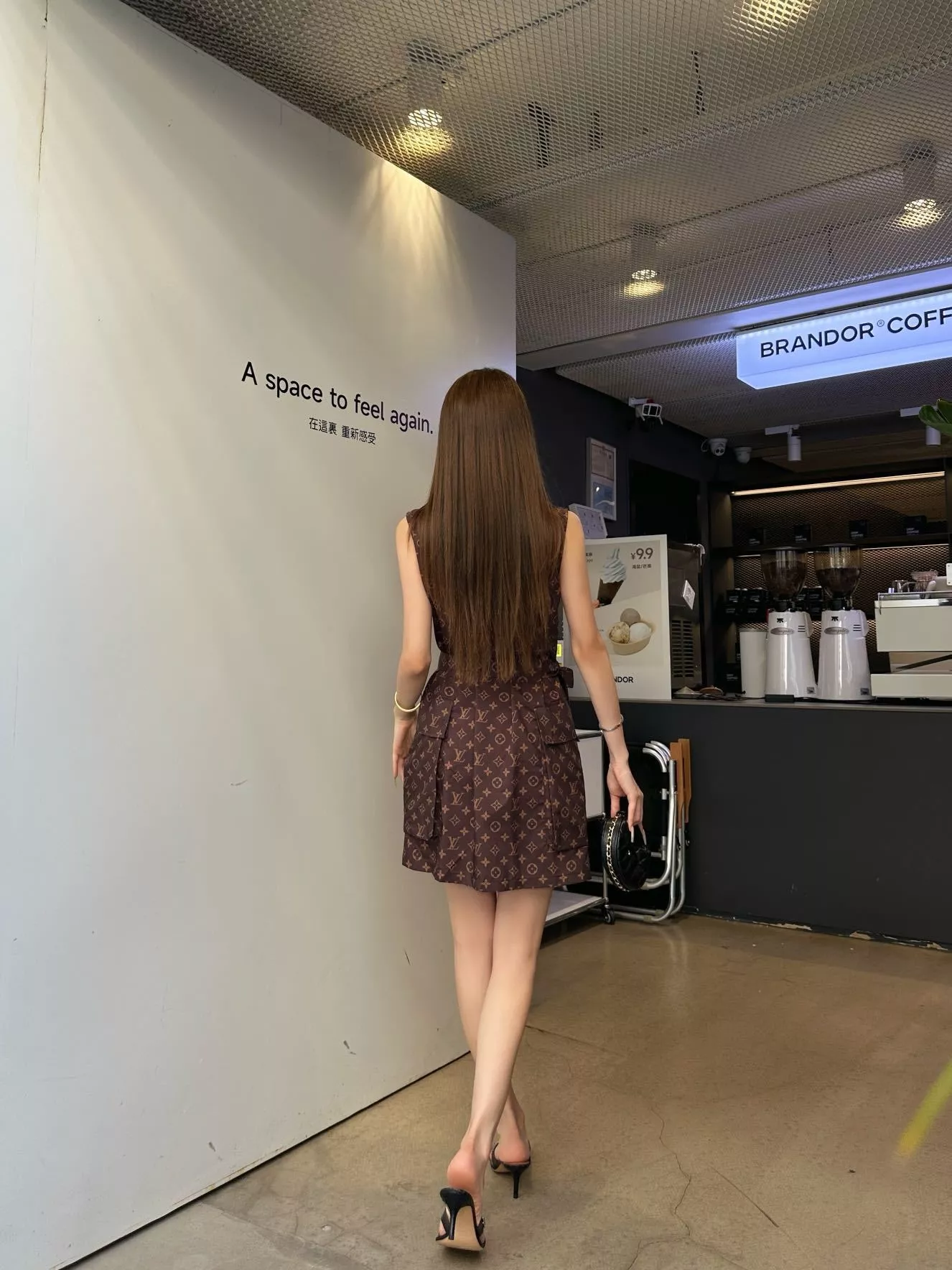 루이비통 모노그램 패턴 슬리브리스 드레스 상세 이미지 17