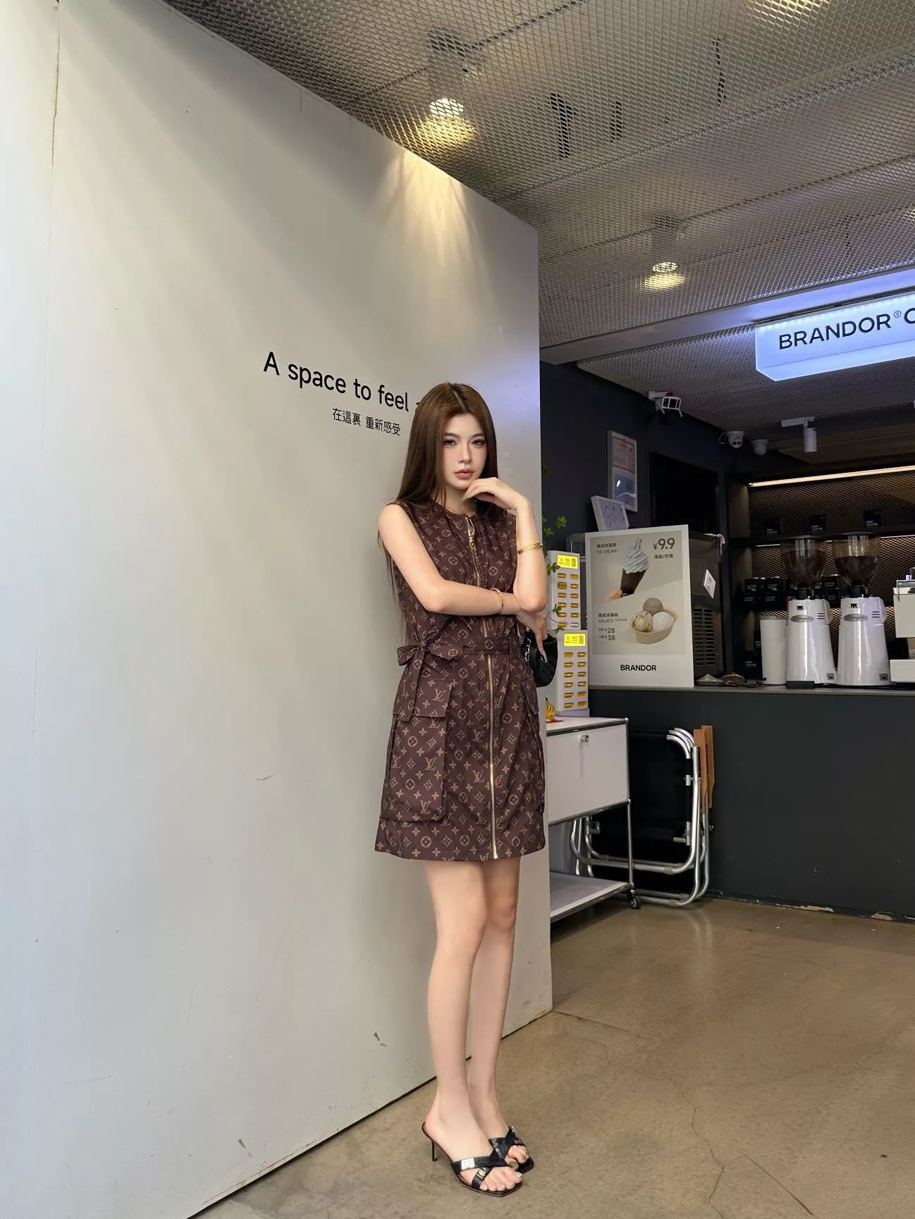 루이비통 모노그램 패턴 슬리브리스 드레스 상세 이미지 12
