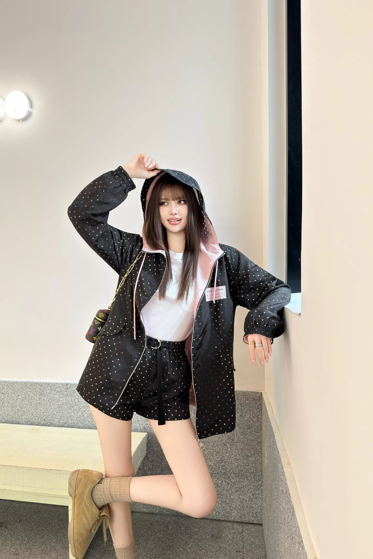 루이비통 도트 후드 재킷과 밴딩 숏팬츠 구성 상세 이미지 29