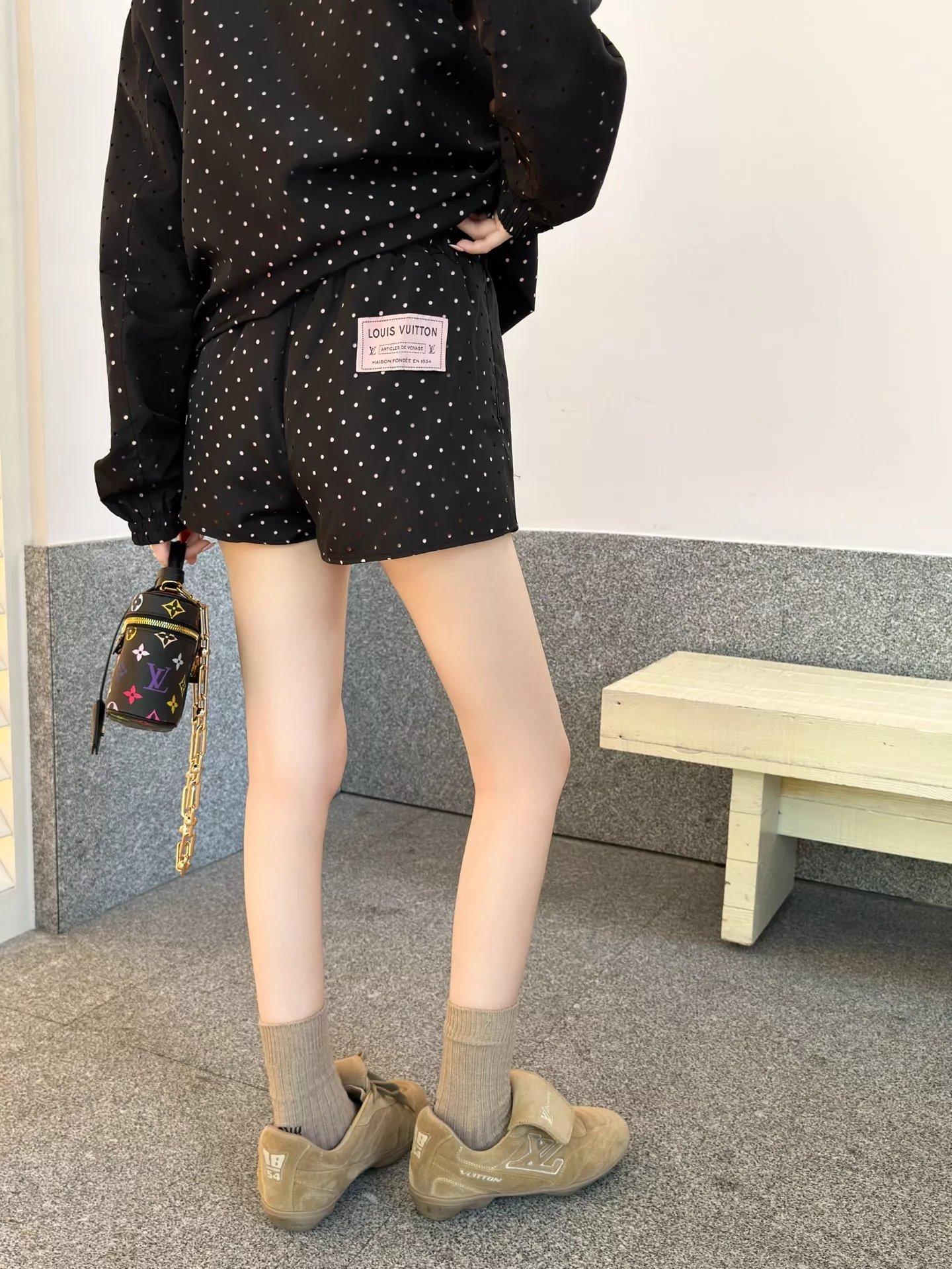 루이비통 도트 후드 재킷과 밴딩 숏팬츠 구성 상세 이미지 30