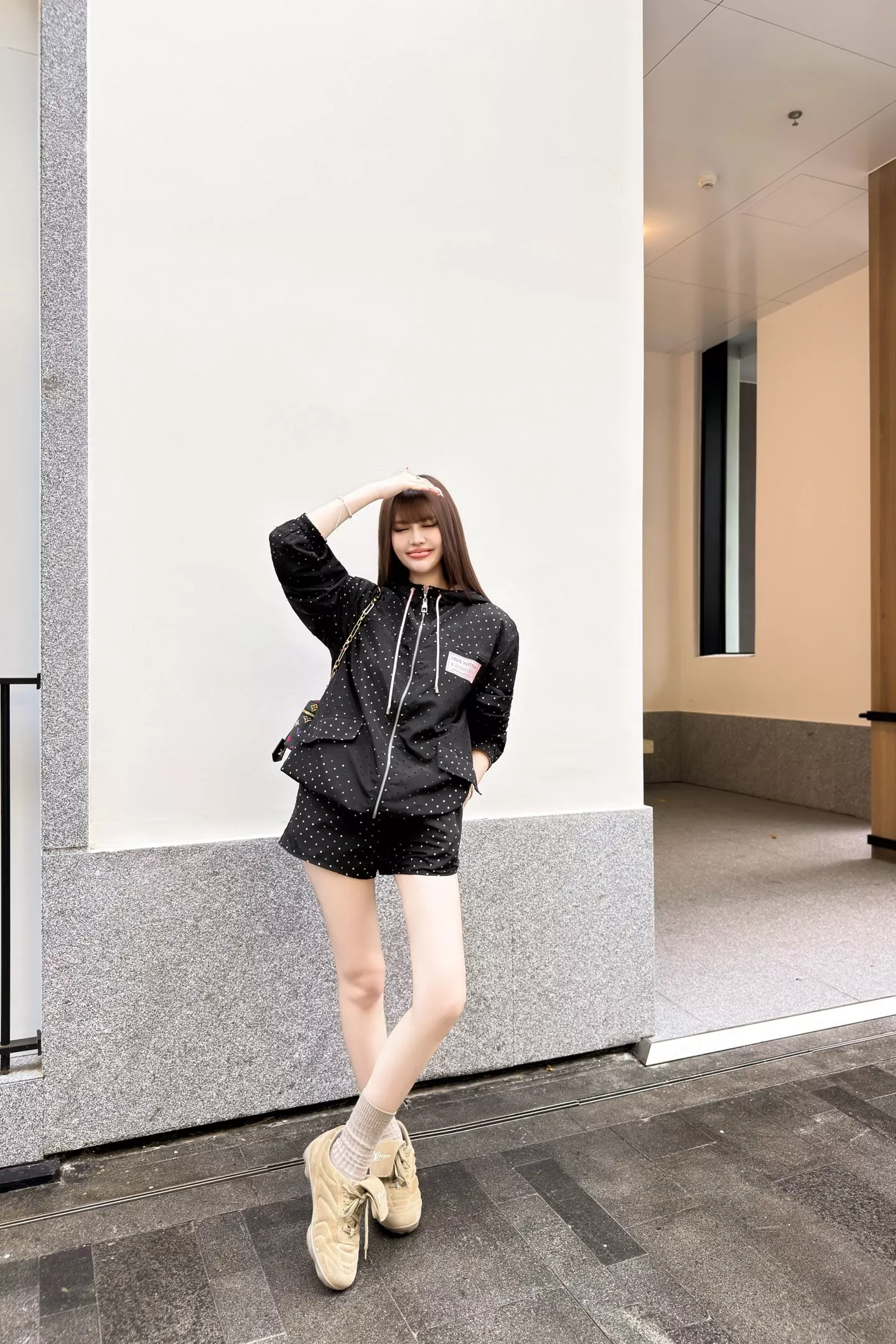 루이비통 도트 후드 재킷과 밴딩 숏팬츠 구성 상세 이미지 33