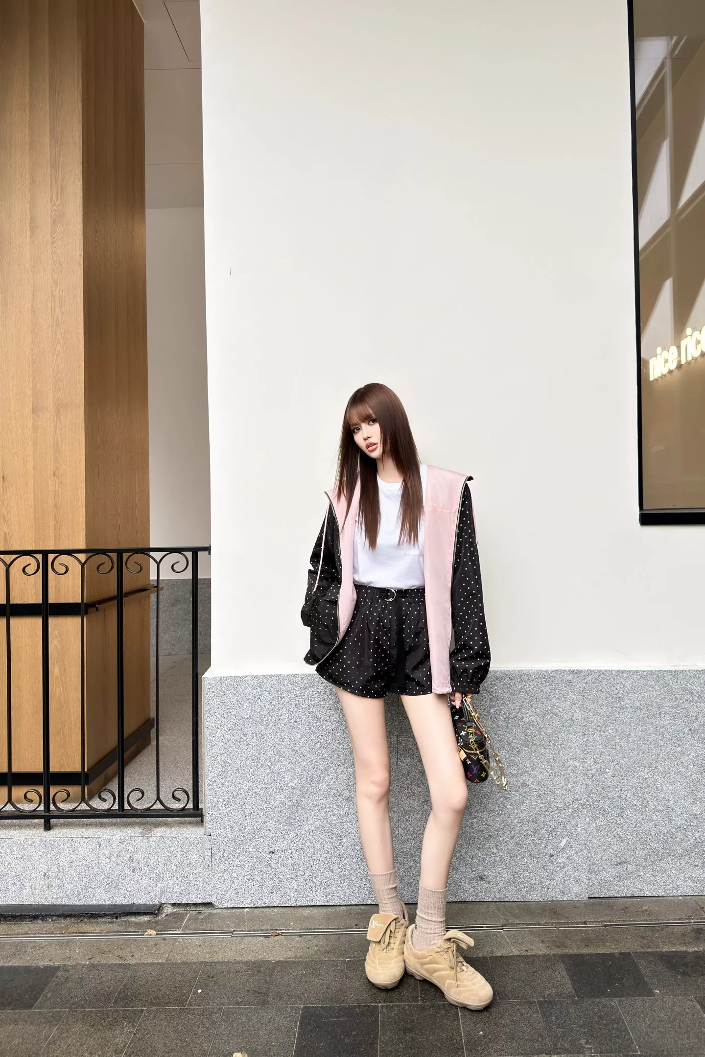 루이비통 도트 후드 재킷과 밴딩 숏팬츠 구성 상세 이미지 25