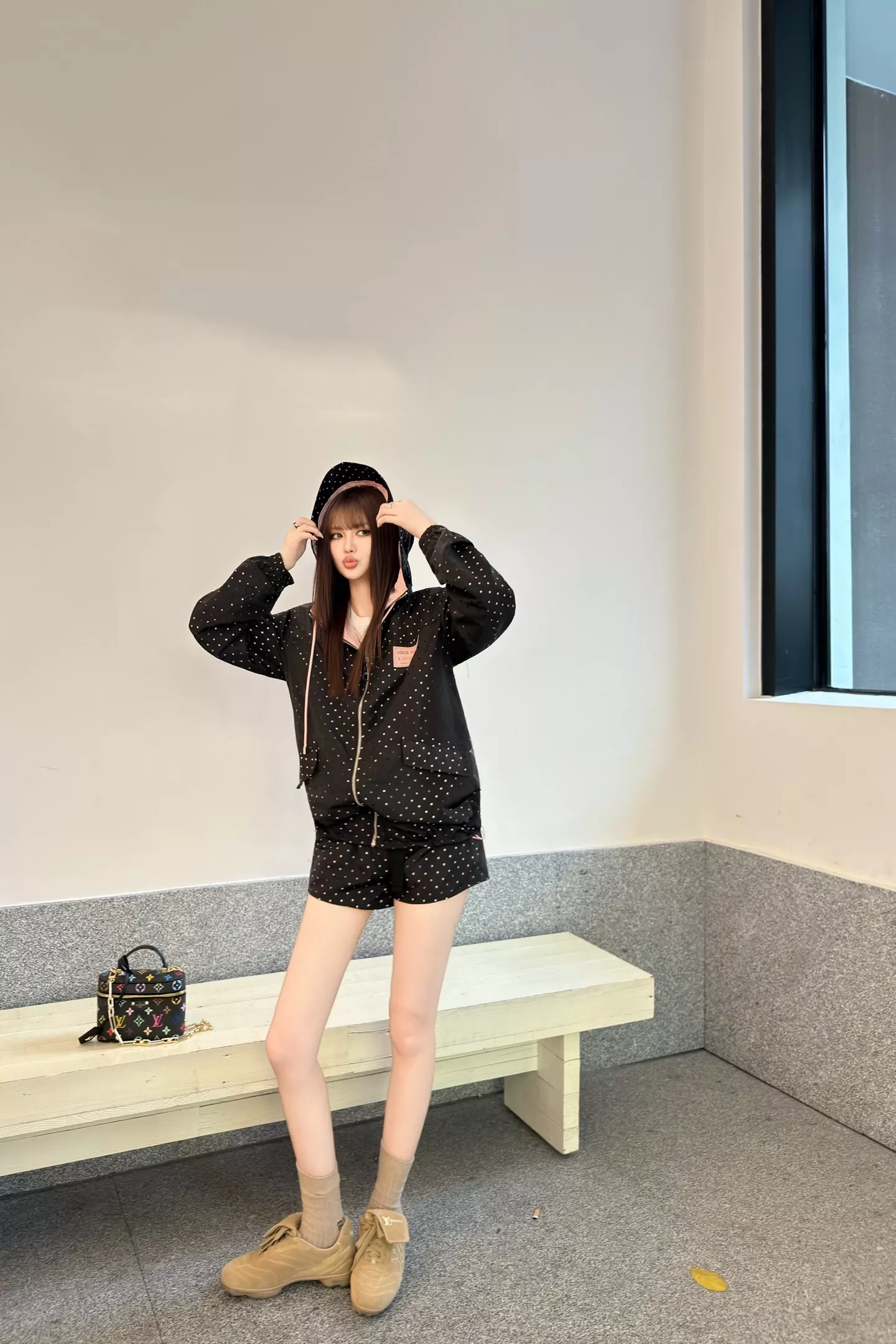루이비통 도트 후드 재킷과 밴딩 숏팬츠 구성 상세 이미지 32