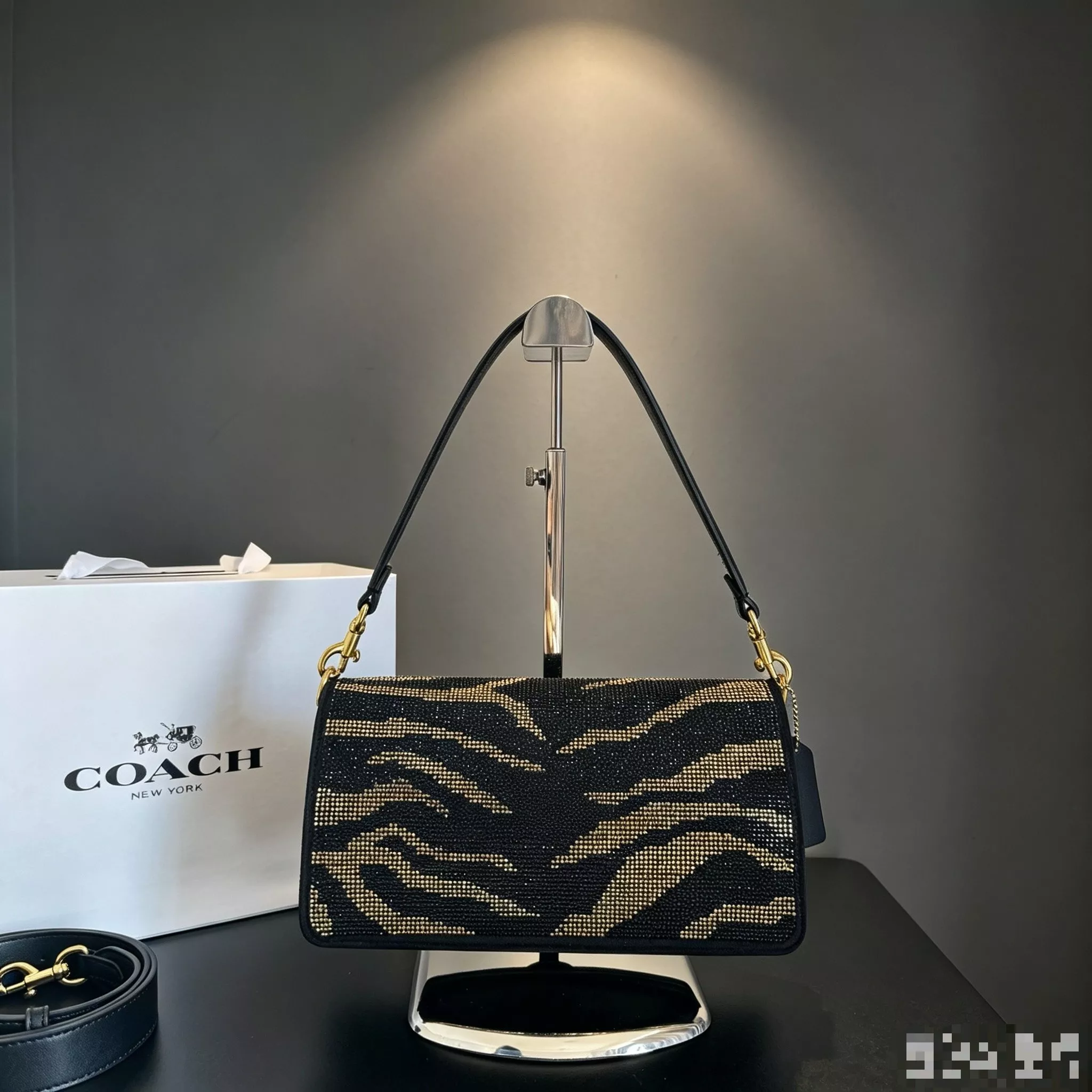 코치 태비 스타일 체인 백 상세 이미지 4