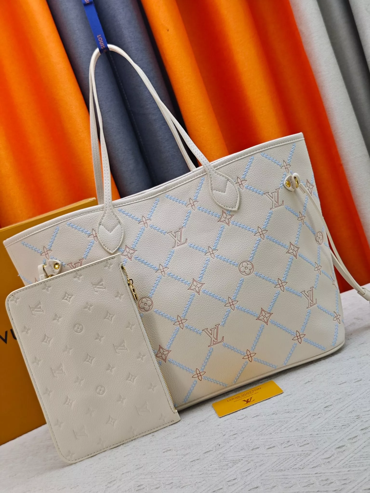 루이비통 엠보 자수 디테일 쇼핑백 상세 이미지 1