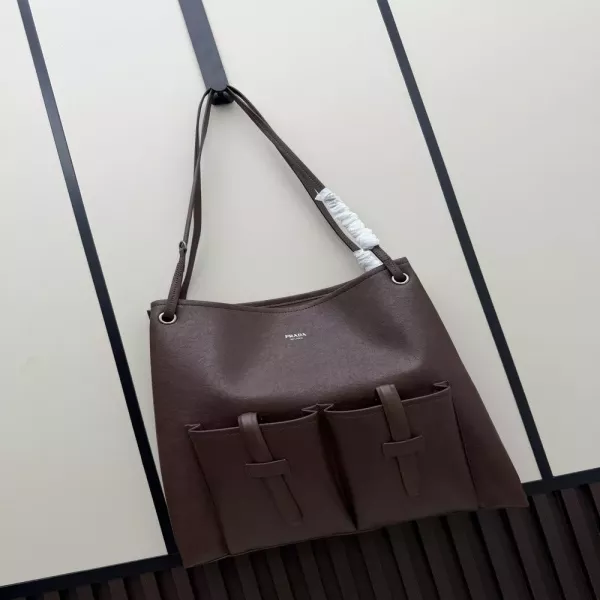 프라다 입체 포켓 레더 데일리 백