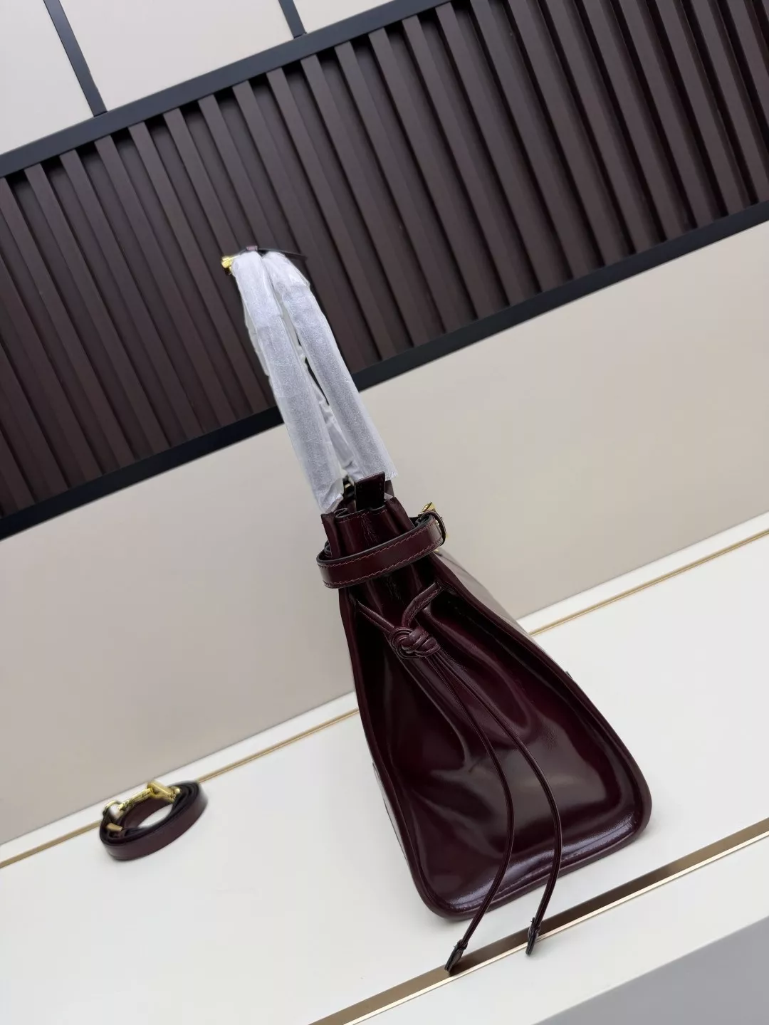 프라다 빈티지 무드 오일왁스 레더 핸드백 상세 이미지 2