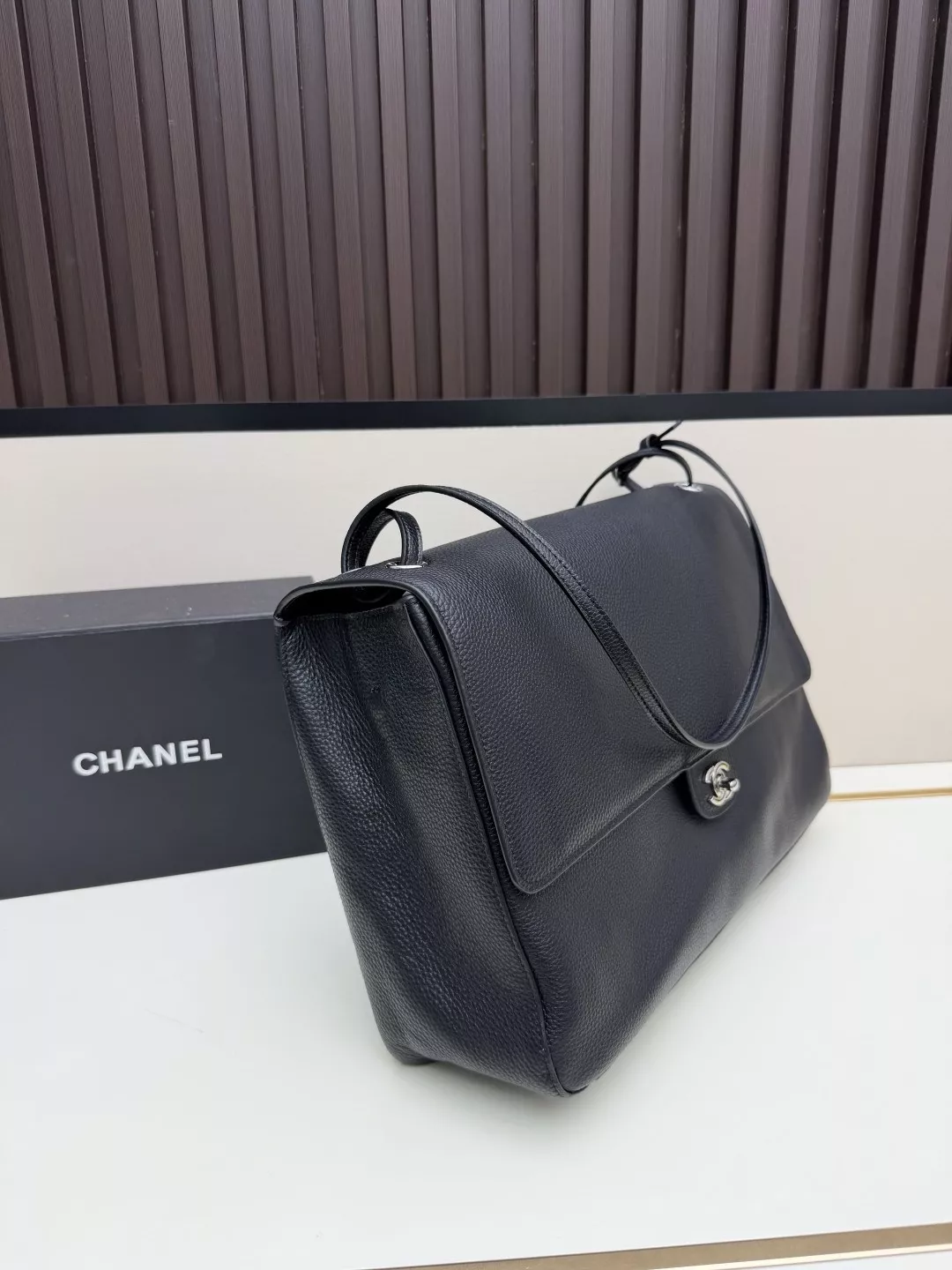 샤넬 블랙 실버 버클 레더 쇼핑백 상세 이미지 3