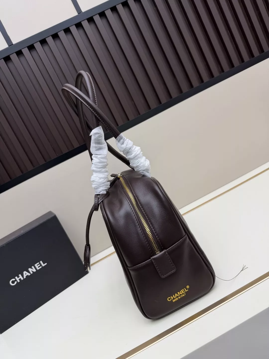 샤넬 클래식 볼링 스타일 핸드백 상세 이미지 2