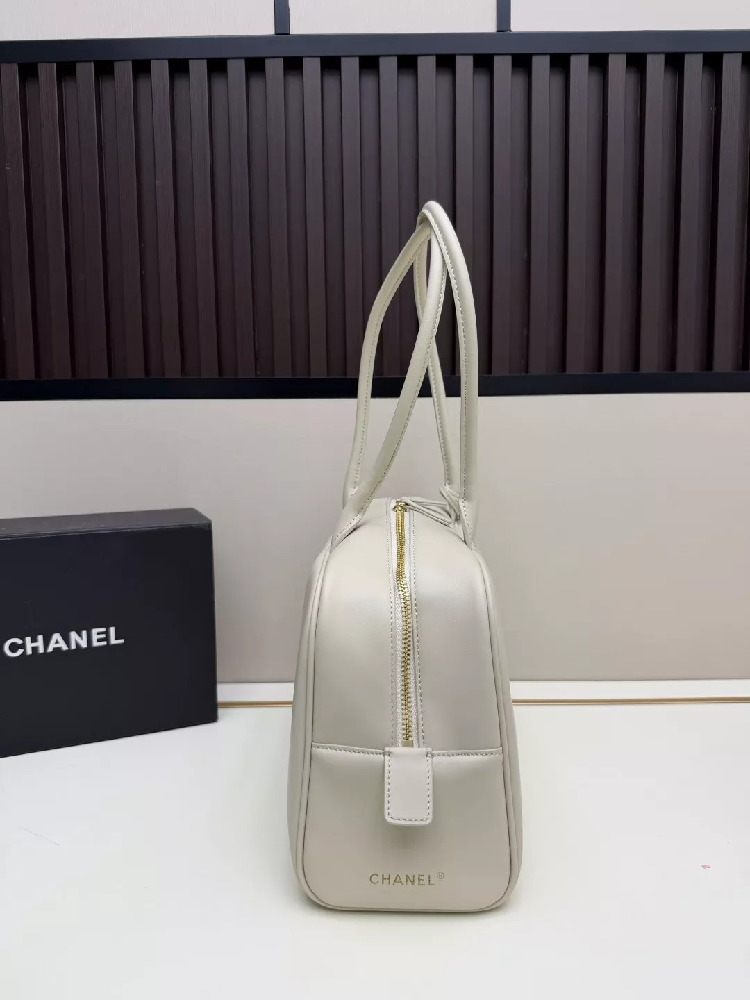 샤넬 블랙 골드 볼링 스타일 핸드백 상세 이미지 2