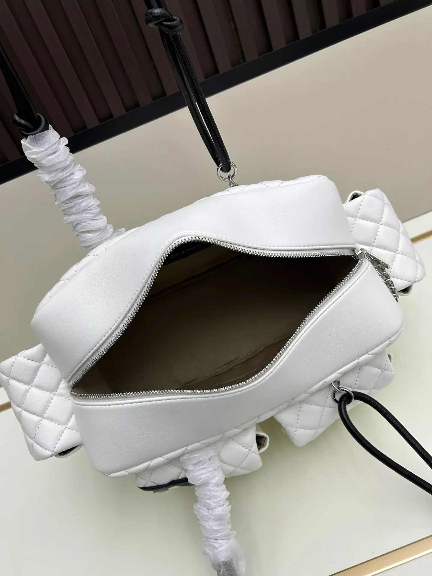 샤넬 블랙 화이트 퀼팅 멀티포켓 바이커 백 상세 이미지 7