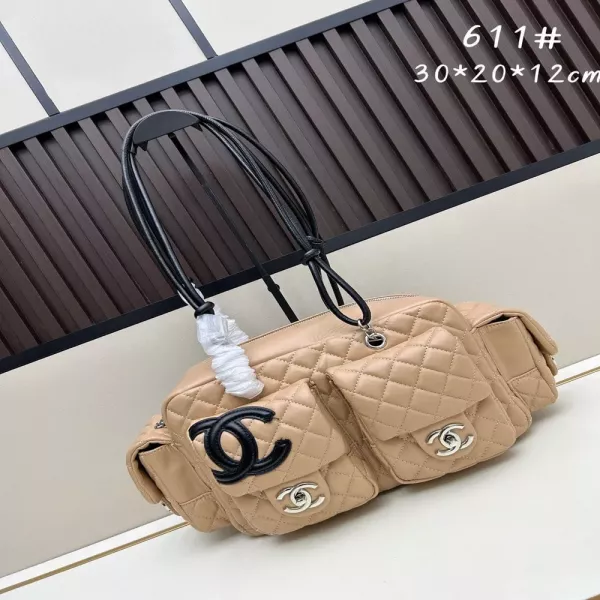 샤넬 블랙 앤 화이트 감성의 멀티 포켓 바이커 백