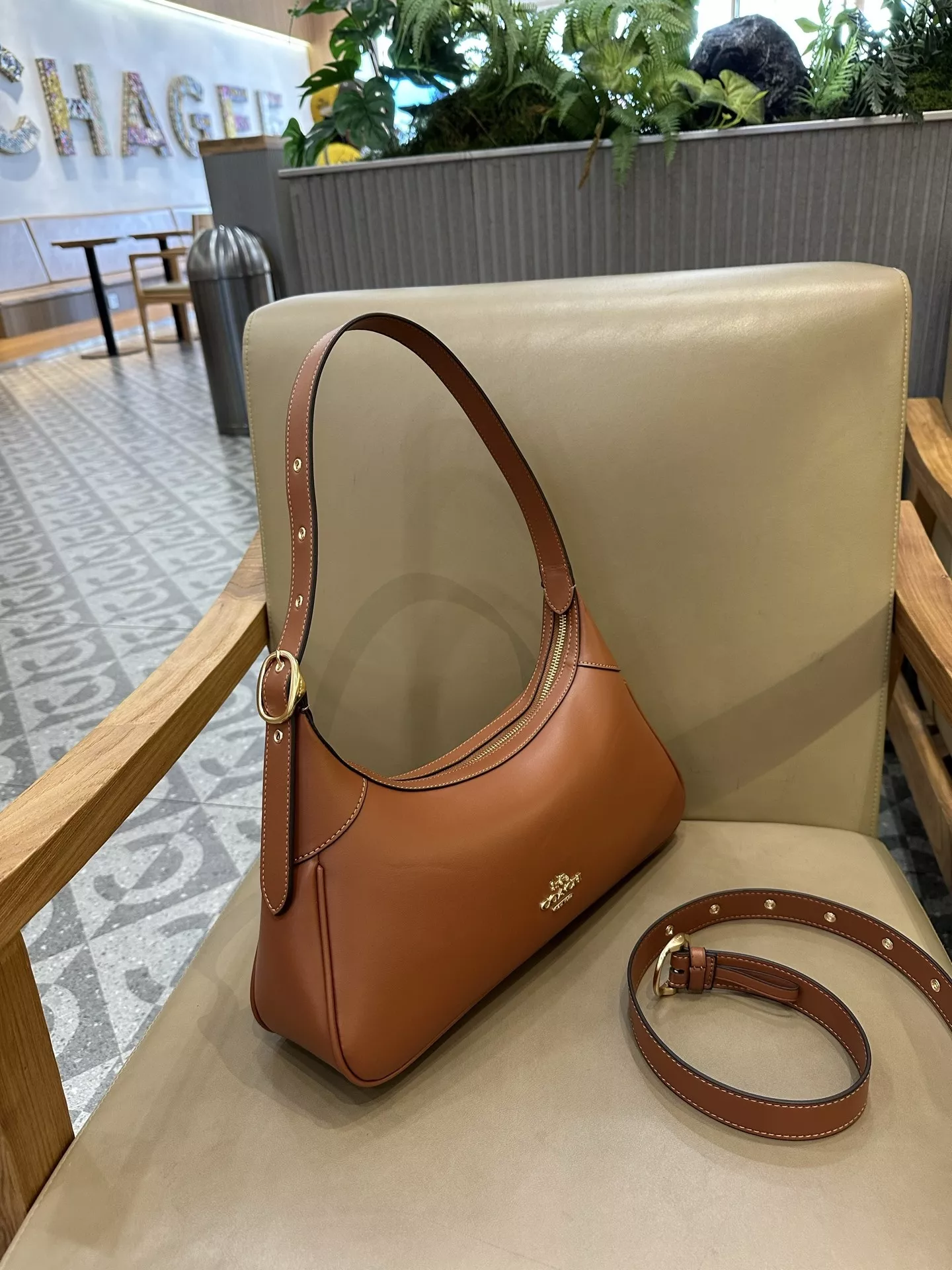 코치 엘라 라인 모노그램 숄더백 상세 이미지 3