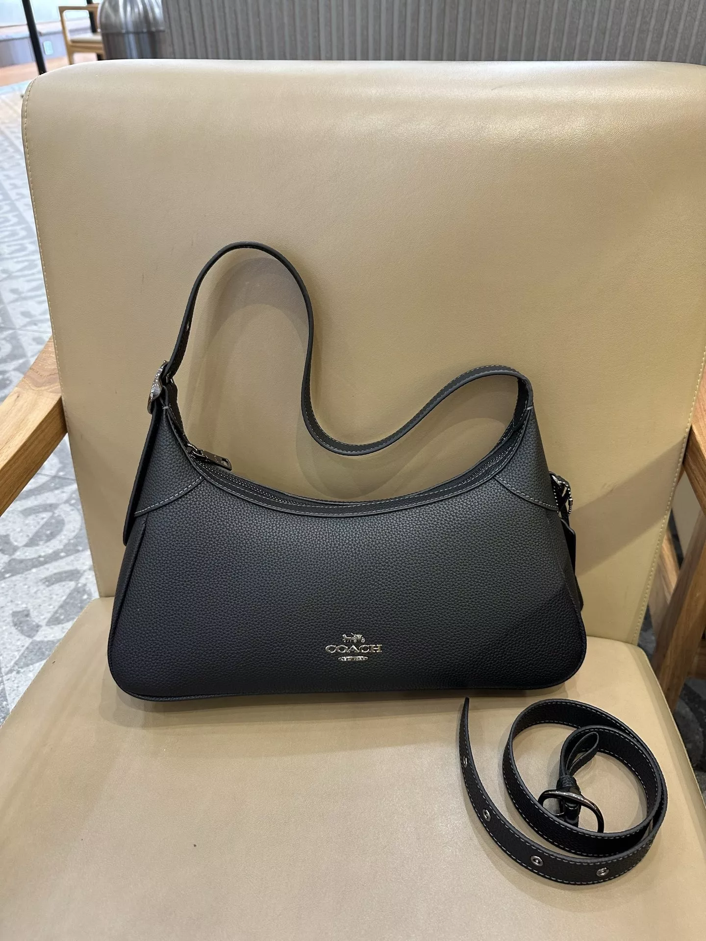 코치 올드 패턴 포인트 호보 스타일 백 상세 이미지 2