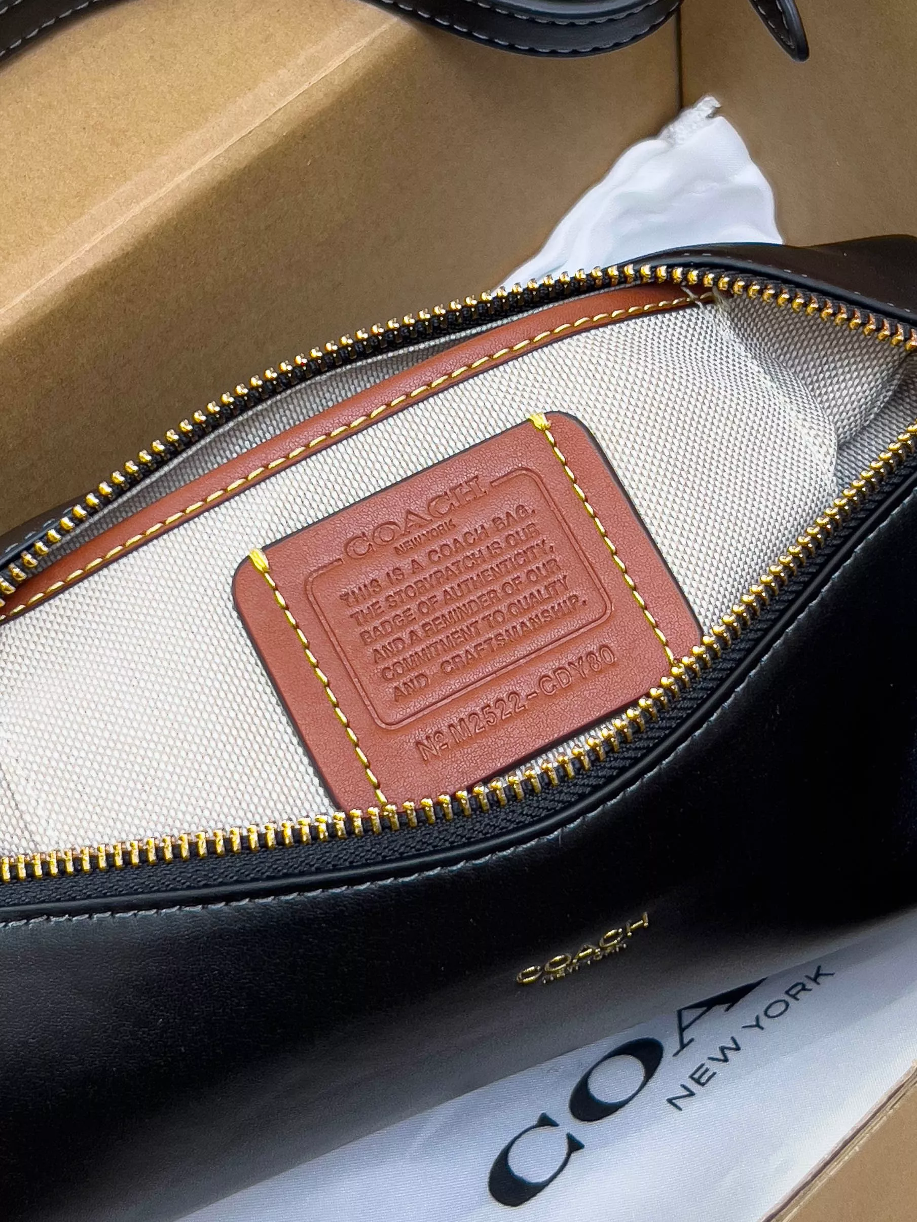 코치 배럴 시리즈 원통형 숄더 겸 크로스백 상세 이미지 4