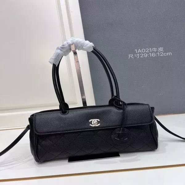 샤넬 더블 C 로고 레더 핸드백