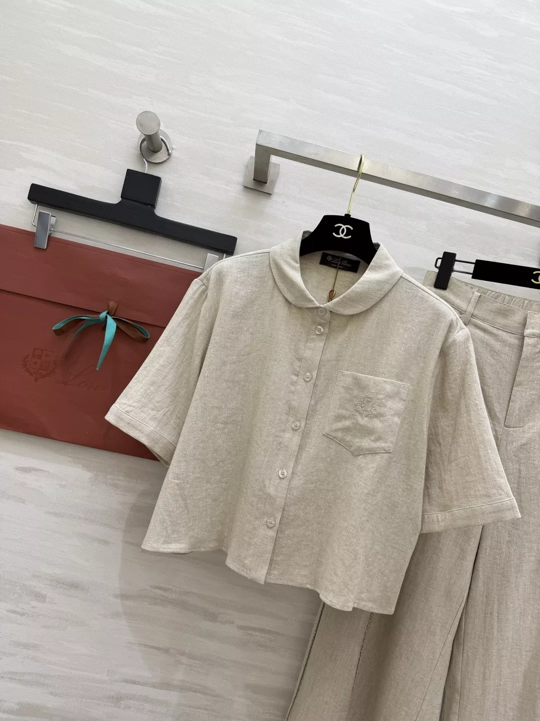 로로피아나 린넨 무드의 크롭 상의와 와이드 팬츠 조합 상세 이미지 2