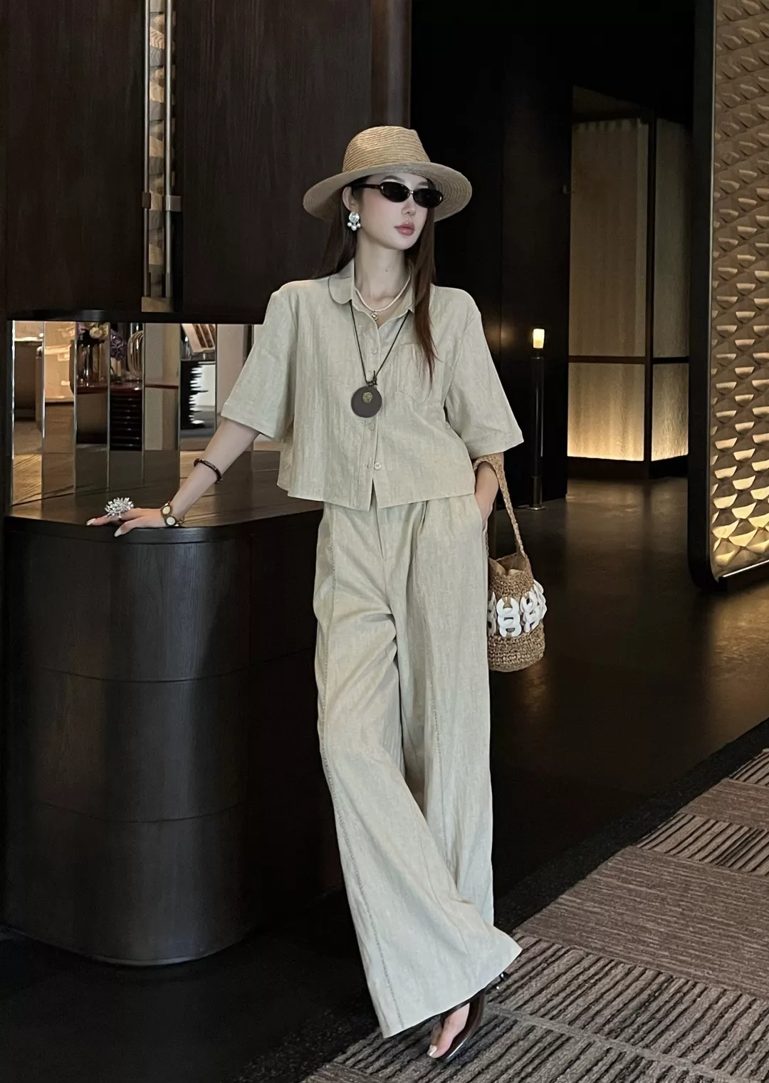 로로피아나 린넨 무드의 크롭 상의와 와이드 팬츠 조합 상세 이미지 22