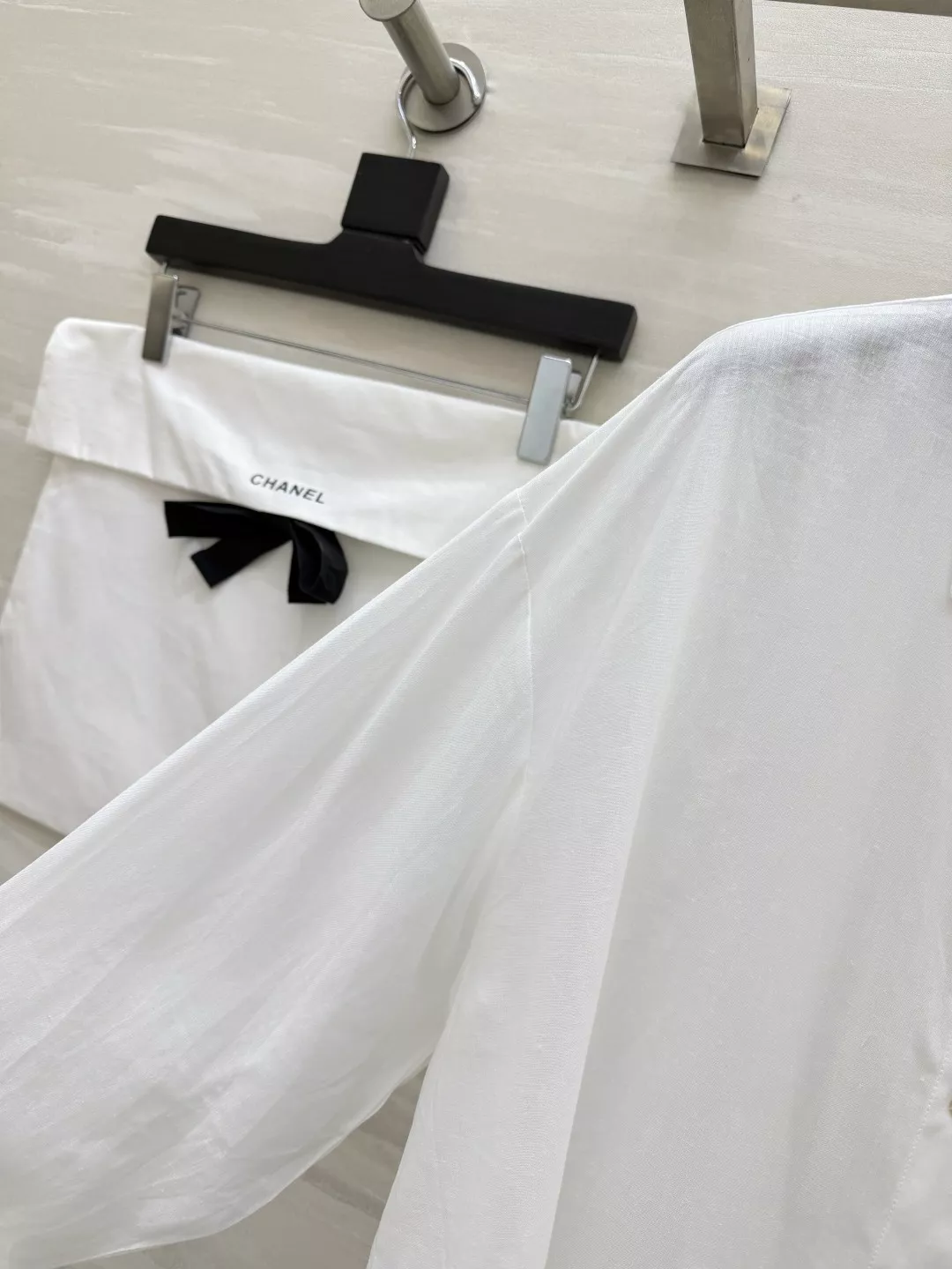 샤넬 코튼 린넨 오버핏 레터링 셔츠 상세 이미지 2