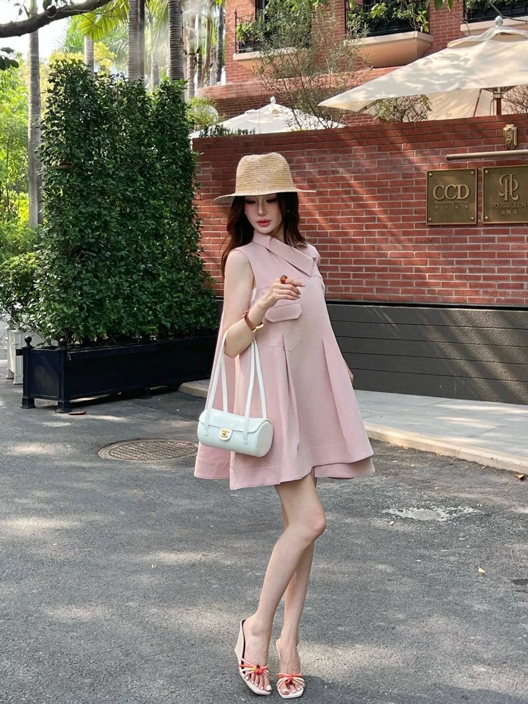로에베 자수 포인트 민소매 칼라 원피스 상세 이미지 12