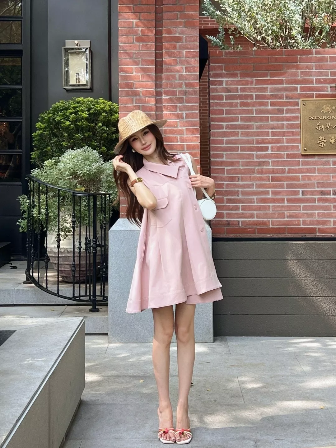 로에베 자수 포인트 민소매 칼라 원피스 상세 이미지 11