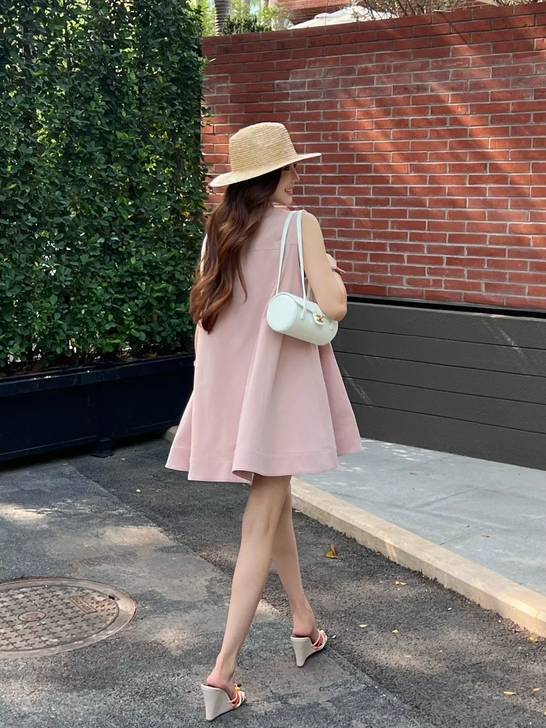 로에베 자수 포인트 민소매 칼라 원피스 상세 이미지 16
