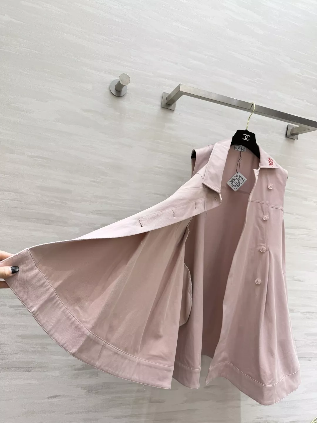 로에베 자수 포인트 민소매 칼라 원피스 상세 이미지 6