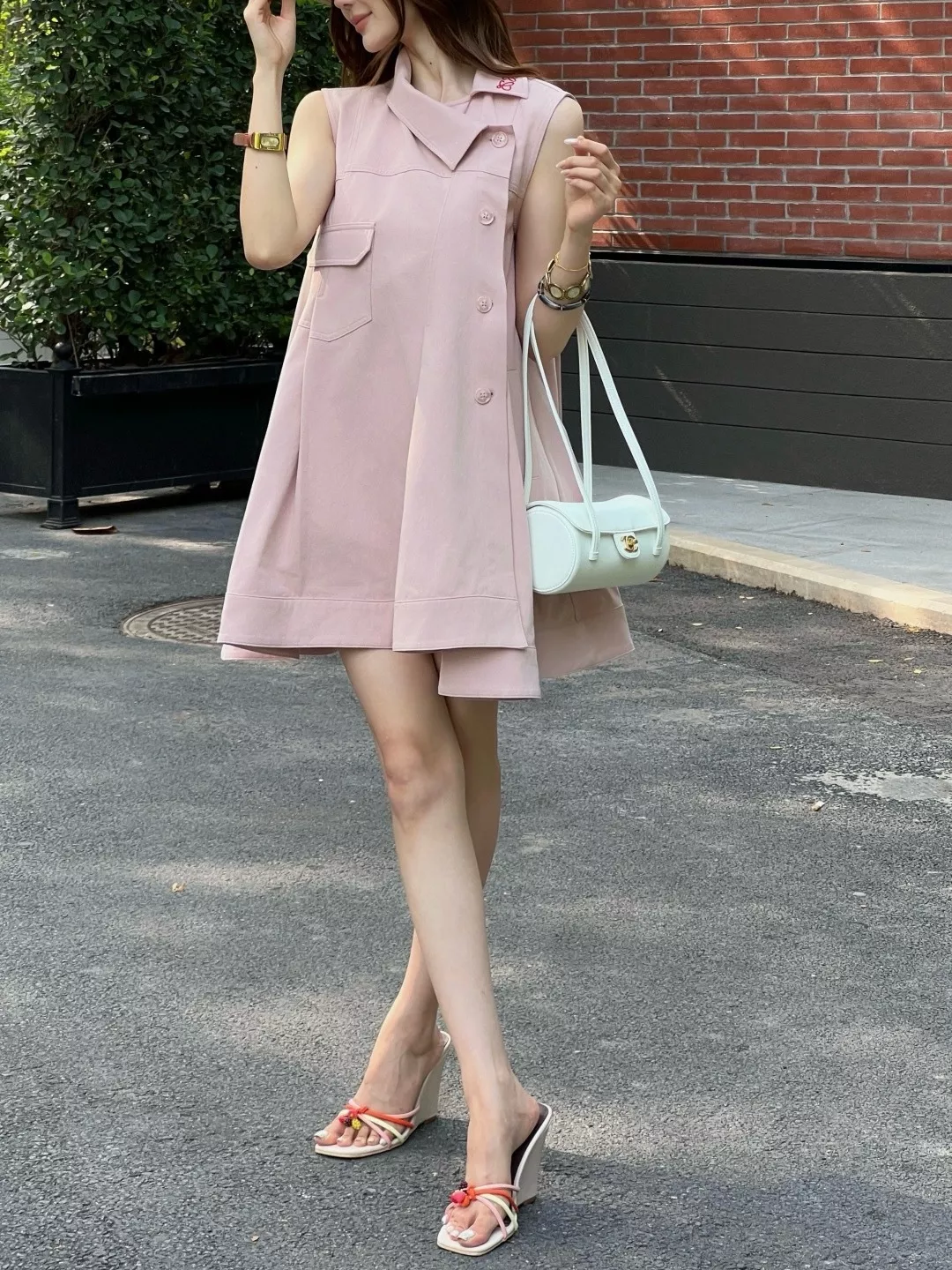 로에베 자수 포인트 민소매 칼라 원피스 상세 이미지 15